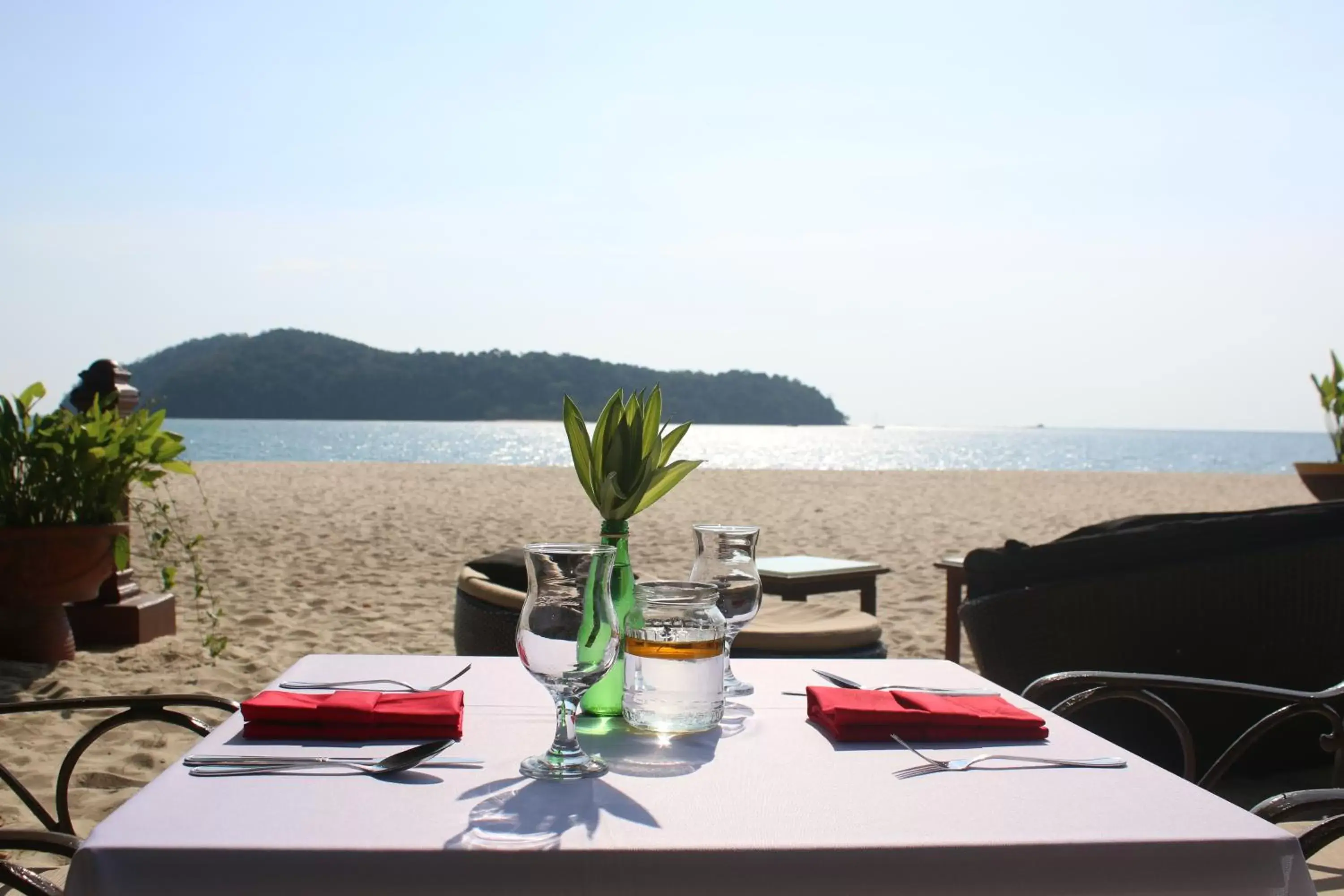 Beach, Restaurant/Places to Eat in Holiday Villa Beach Resort & Spa Langkawi