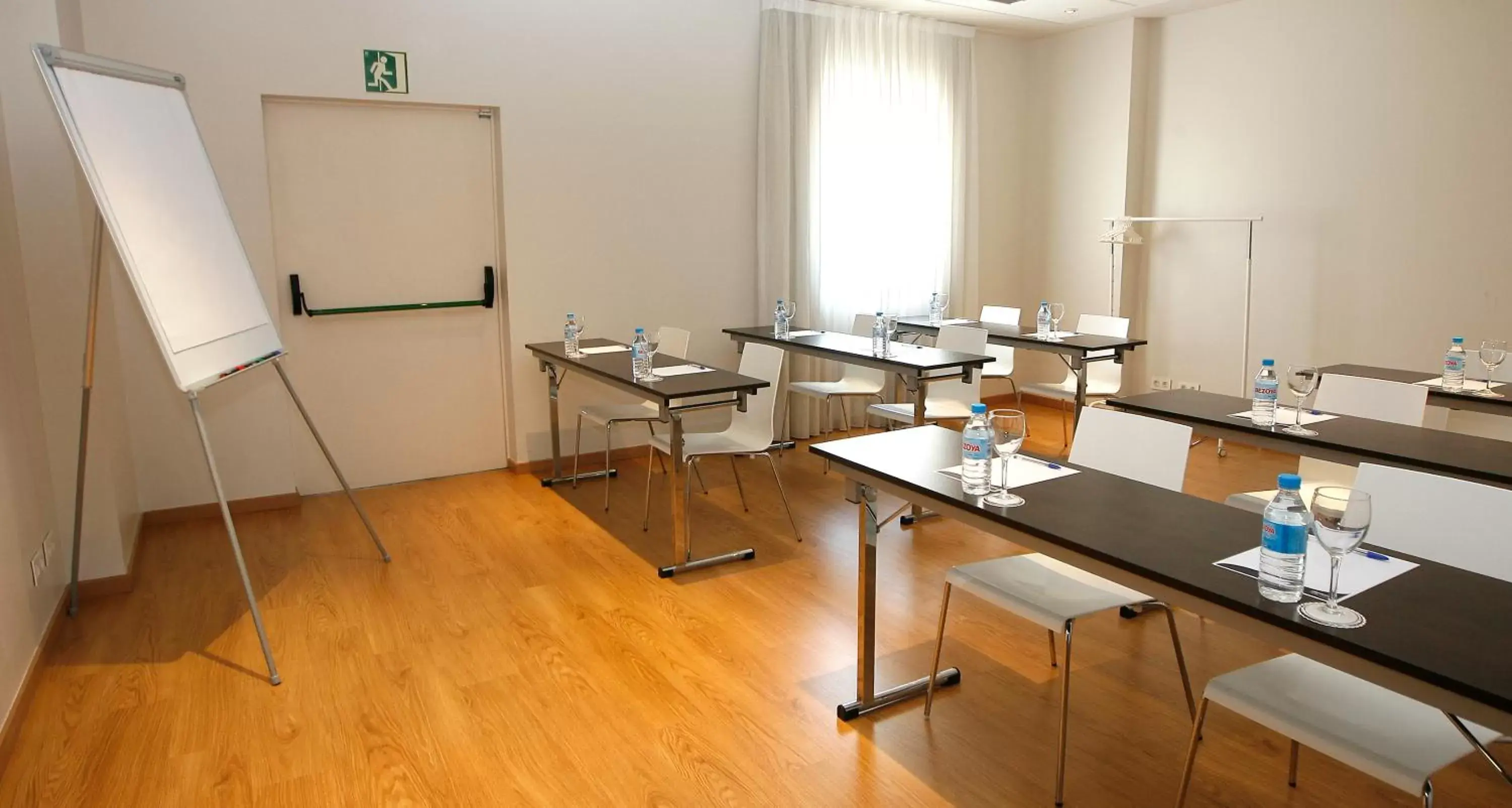 Meeting/conference room, Kitchen/Kitchenette in Travelodge Barcelona Poblenou