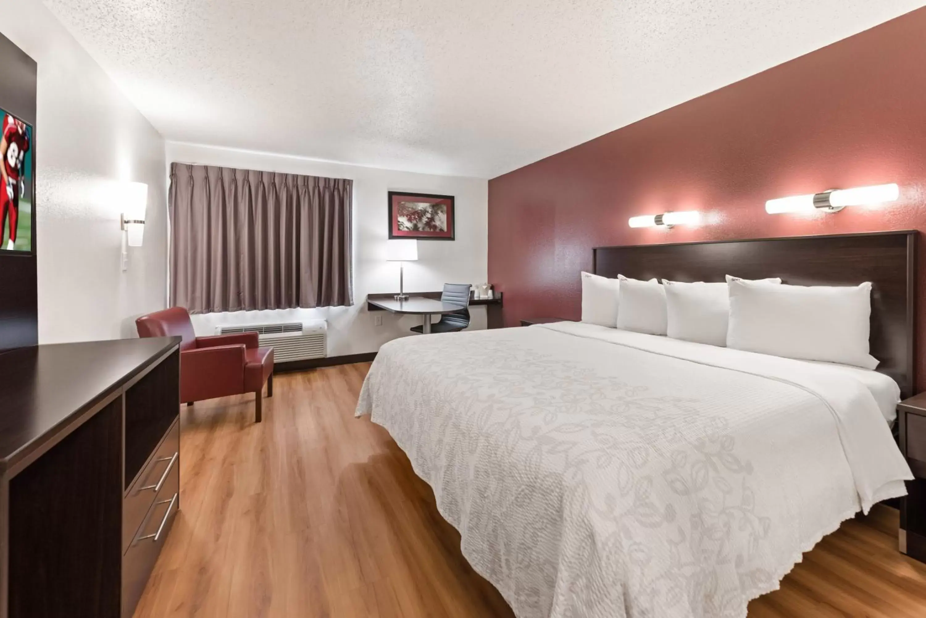 Photo of the whole room, Bed in Red Roof Inn PLUS+ Columbus - Worthington