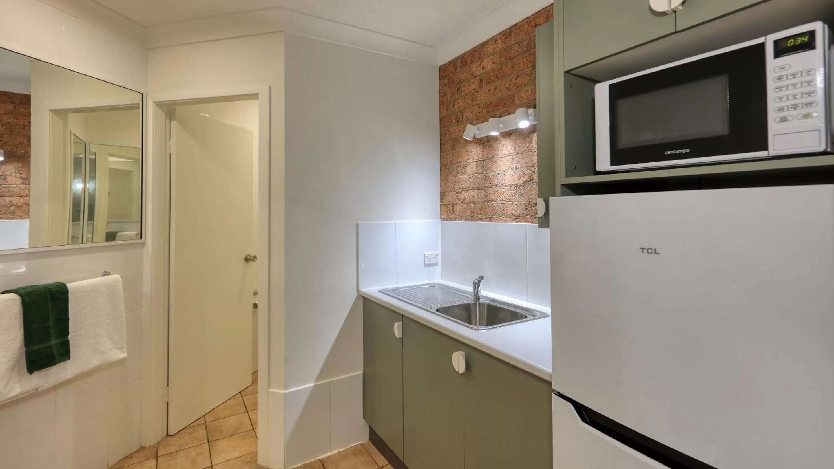 Kitchen or kitchenette in Hamilton Henry Parkes Motor Inn