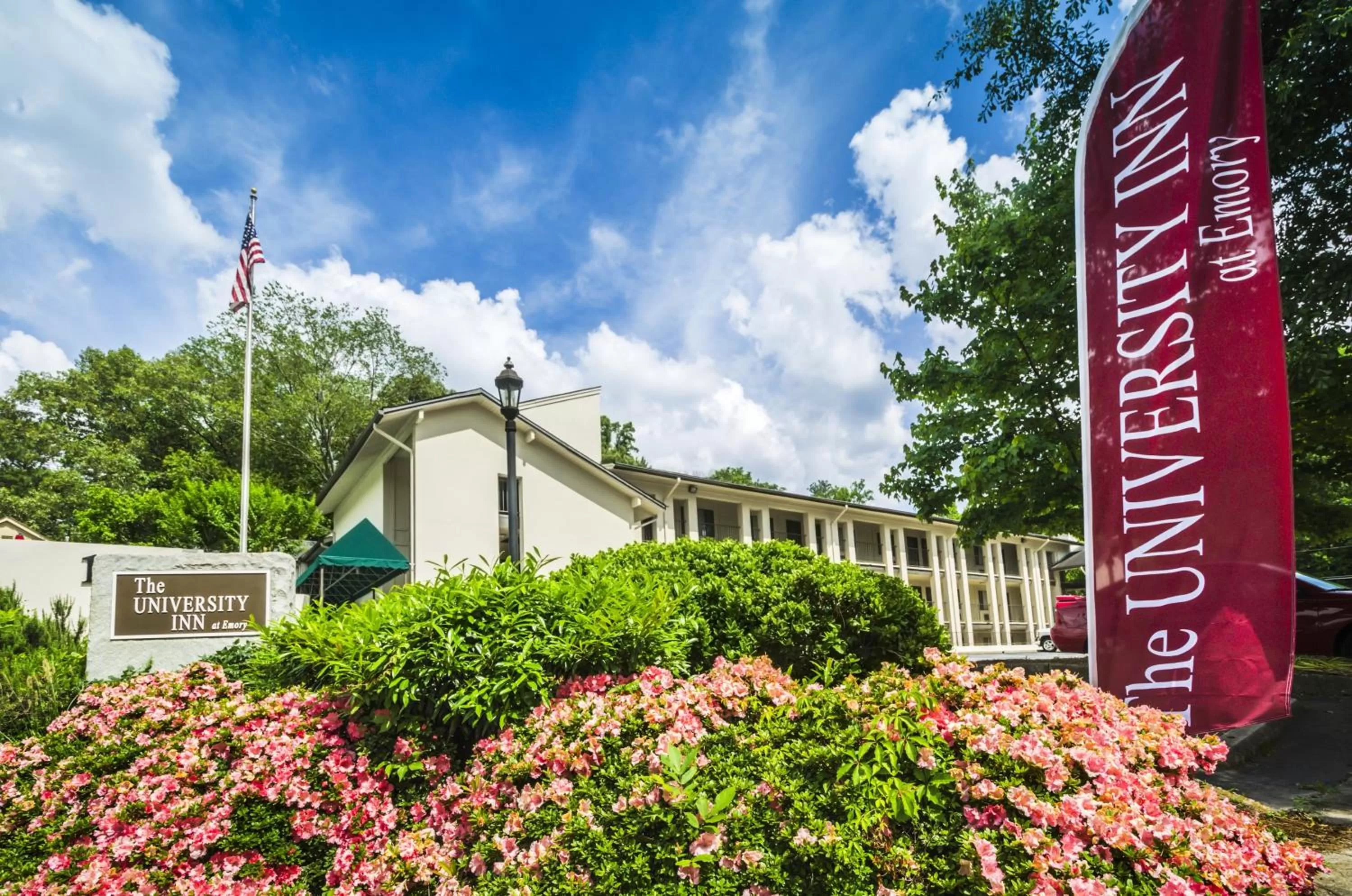 Facade/entrance in The University Inn at Emory