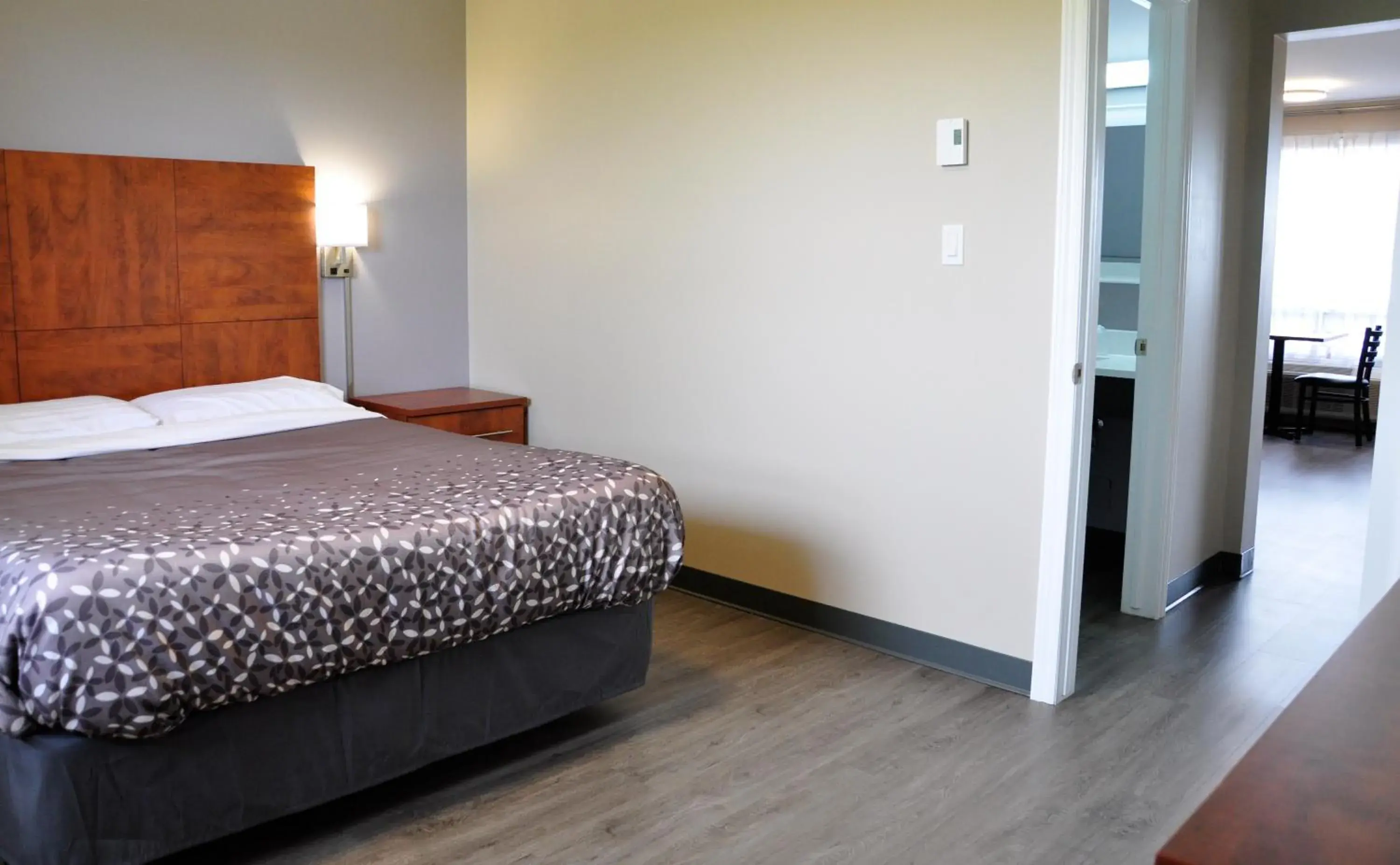 Bed in Moonlight Inn & Suites