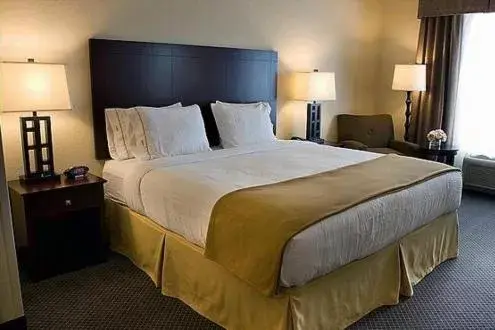 Bed in Holiday Inn Express & Suites Chicago West-O'Hare Arpt Area , an IHG Hotel
