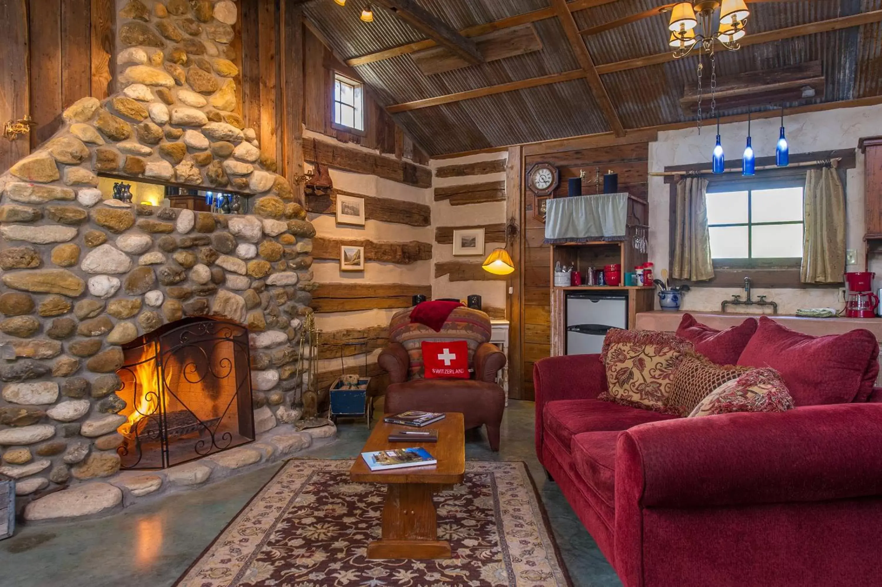 Kitchen or kitchenette, Seating Area in Barons CreekSide Resort