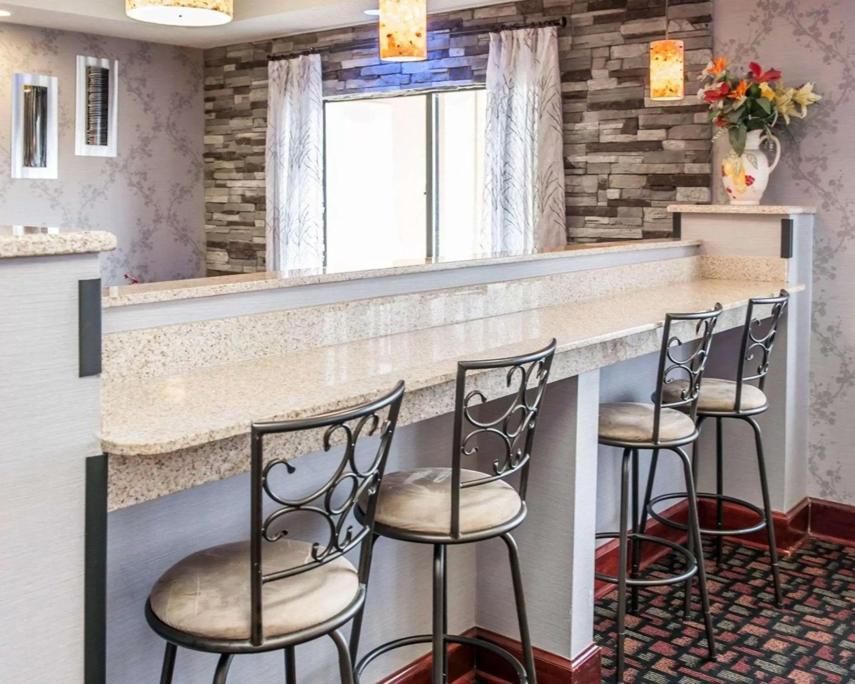 Restaurant/places to eat, Lounge/Bar in Quality Inn & Suites South Bend Airport