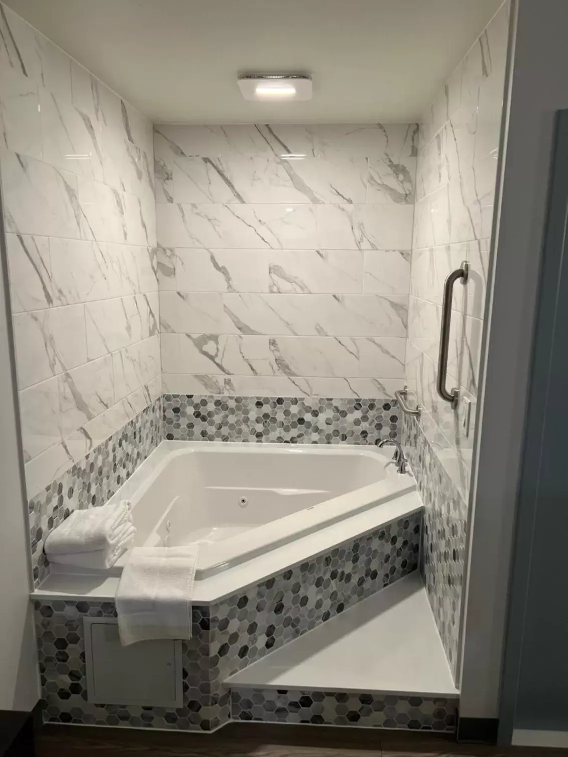 Hot Tub, Bathroom in 112 Motel