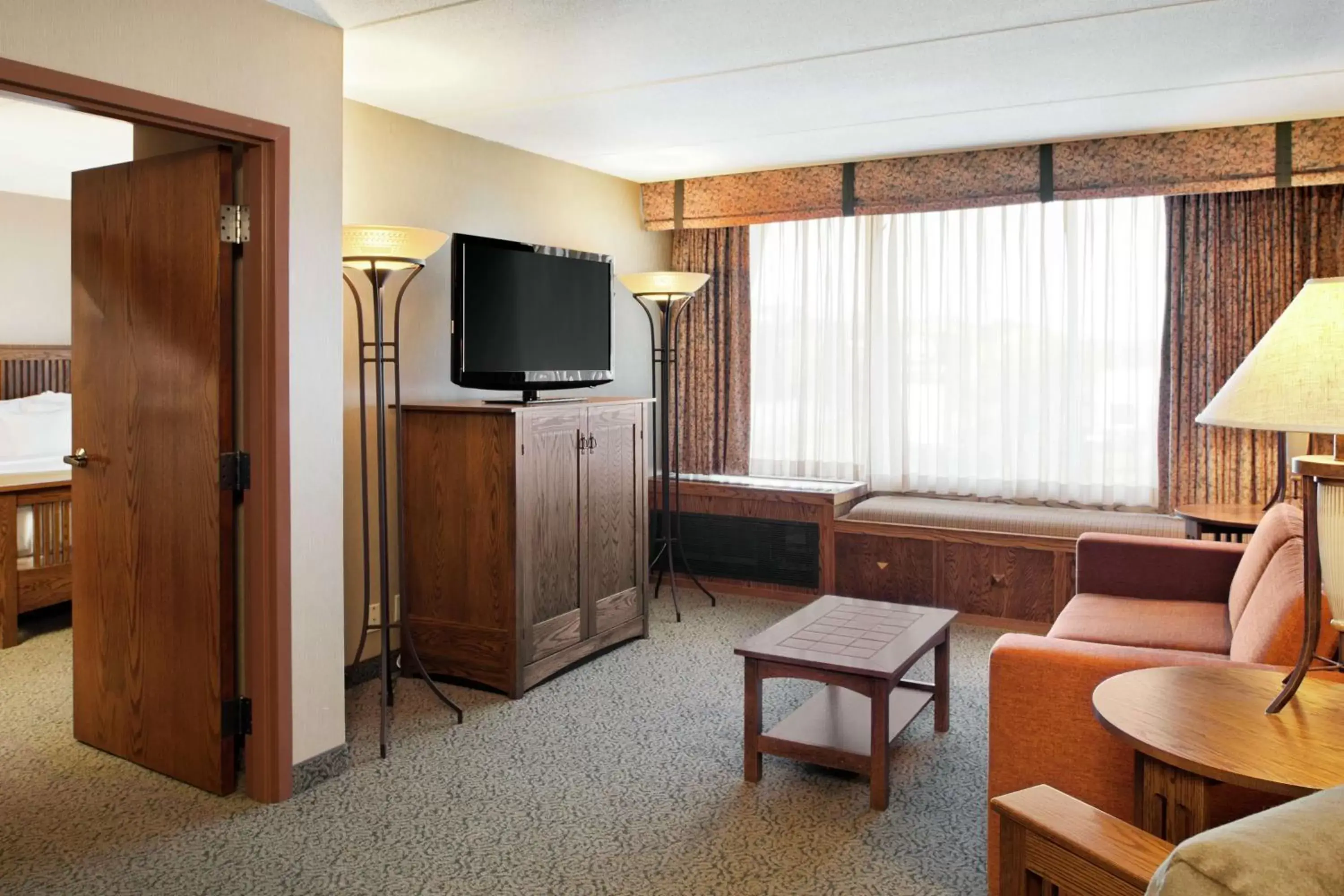 Living room, TV/Entertainment Center in DoubleTree by Hilton Libertyville-Mundelein