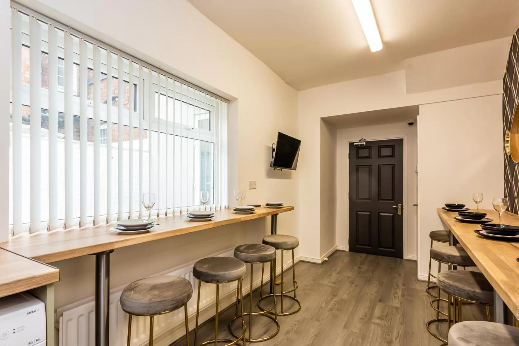 Dining area in Comfy-Stays - Lower Ocean Road
