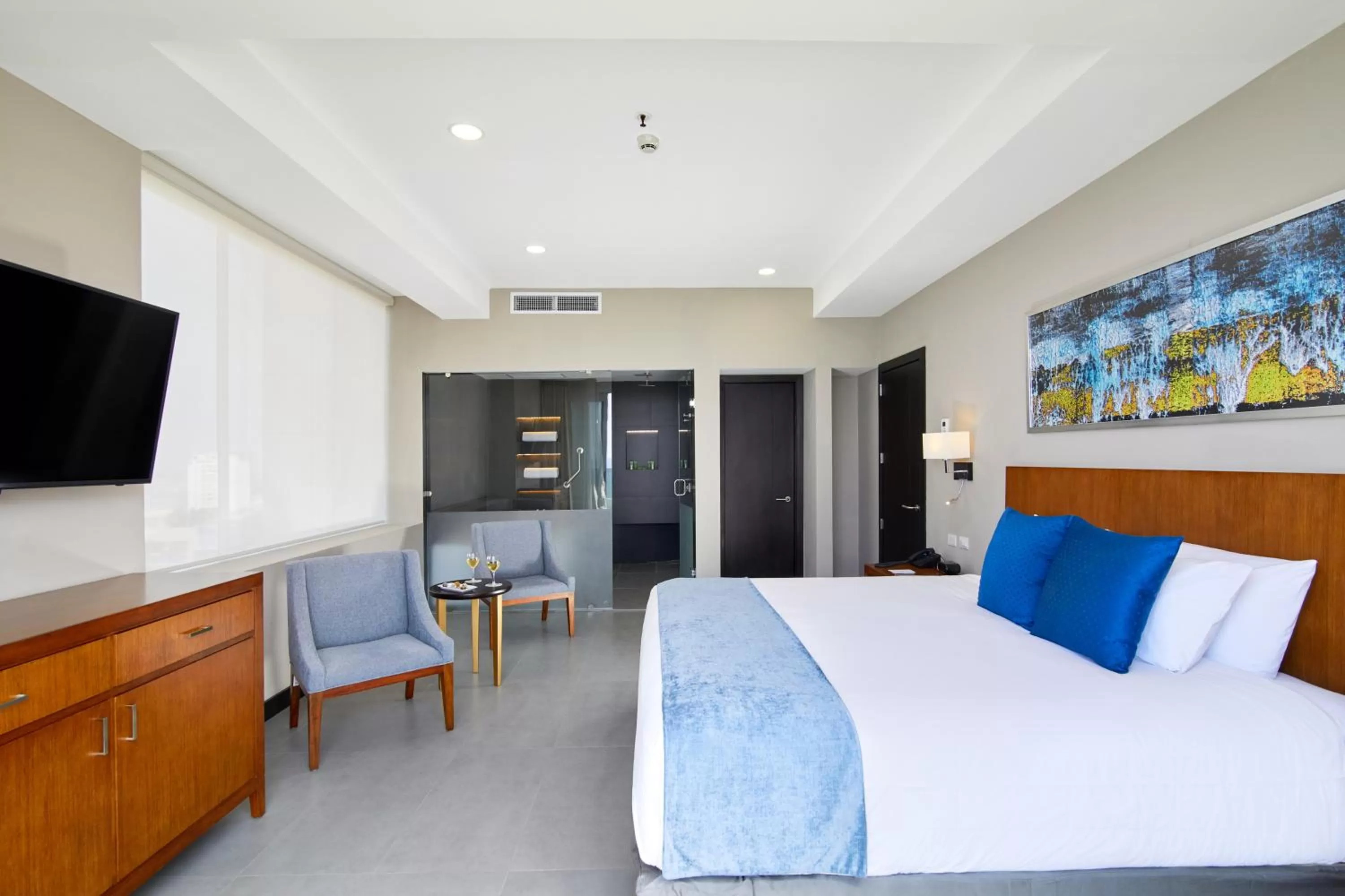 Bed in Wyndham Manta Sail Plaza Hotel and Convention Center