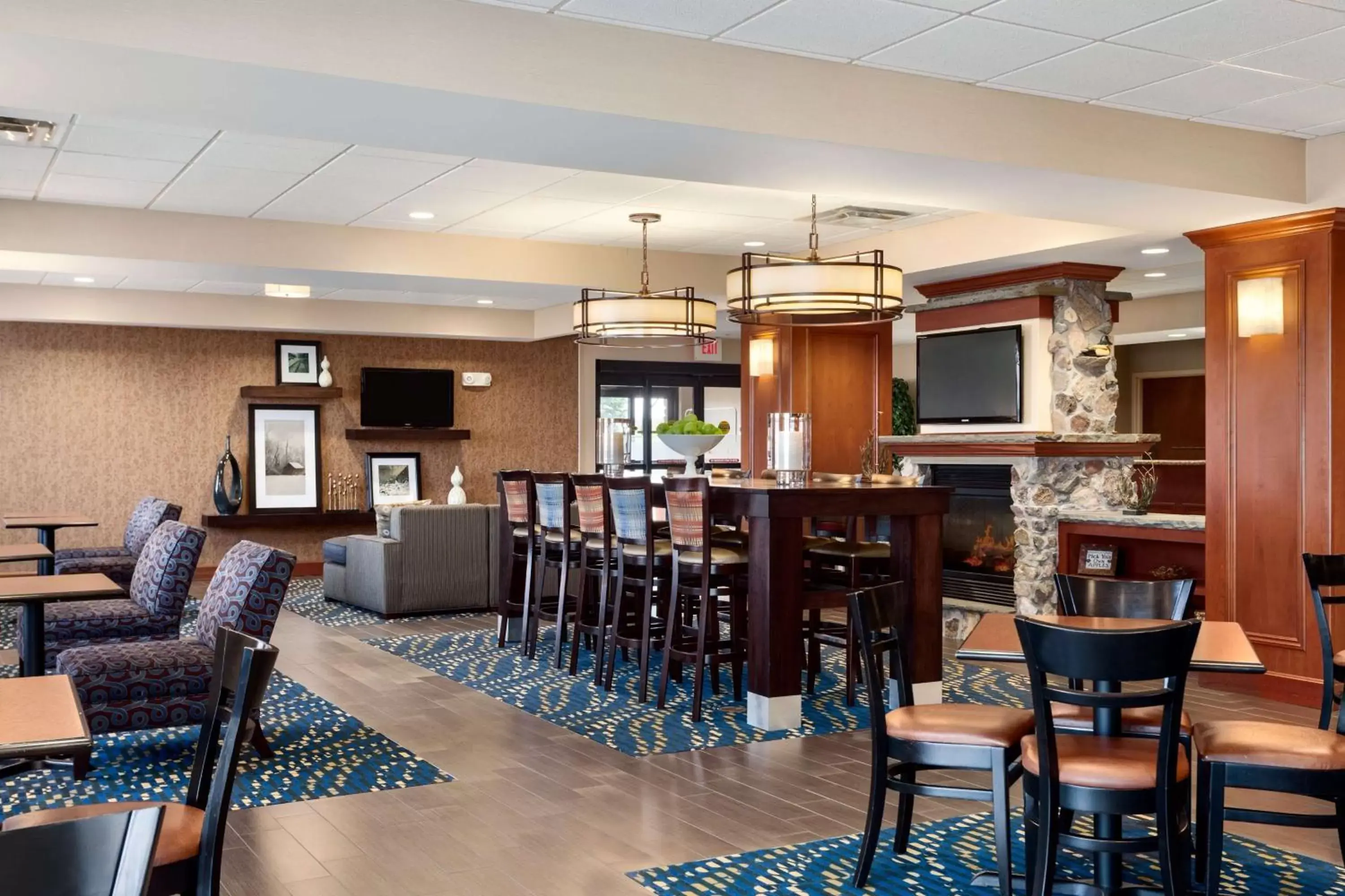 Lobby or reception, Lounge/Bar in Hampton Inn Watertown