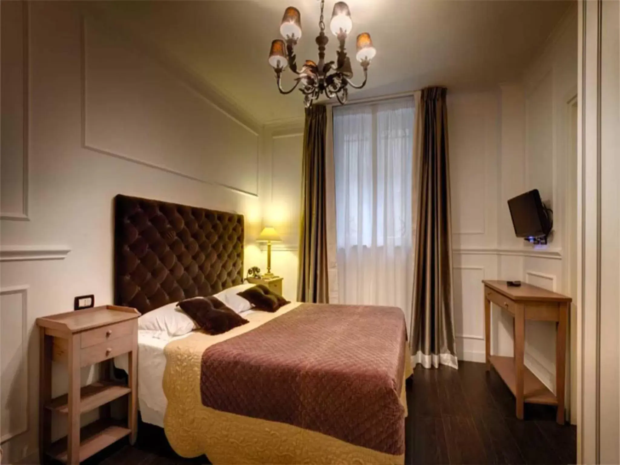 Shower, Bed in The B Place Shower, Bed in The B Place