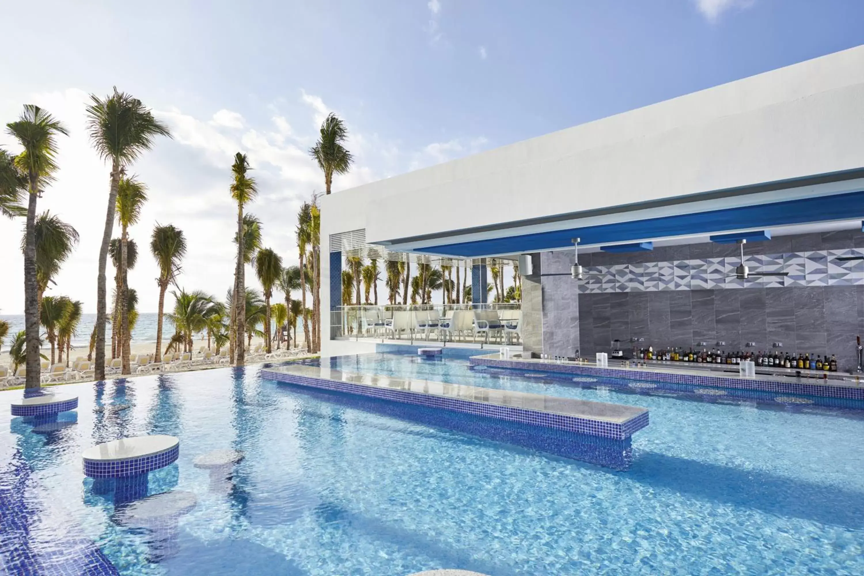 Lounge or bar, Swimming Pool in Riu Palace Riviera Maya - All Inclusive