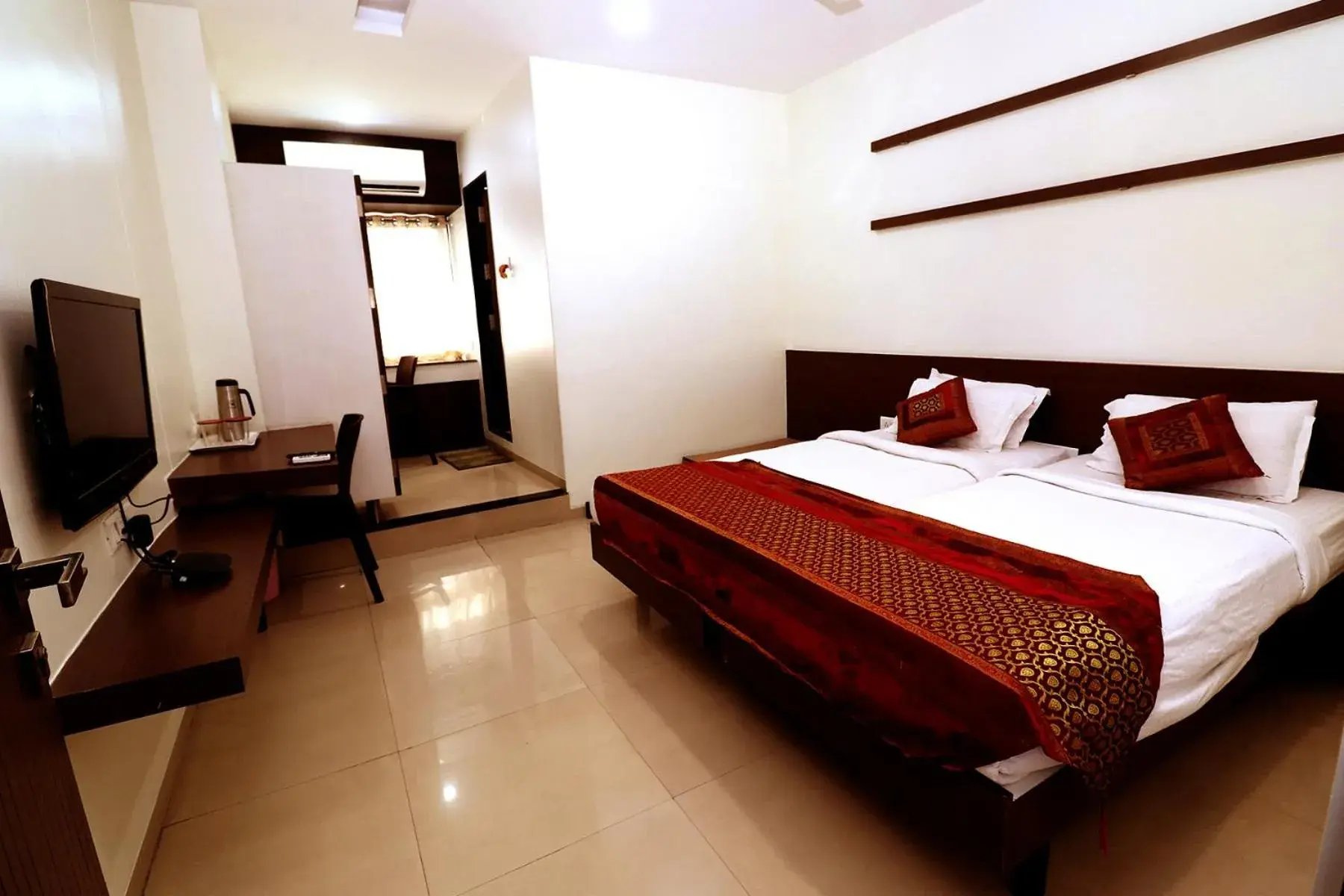 Bed in Hotel Girnar