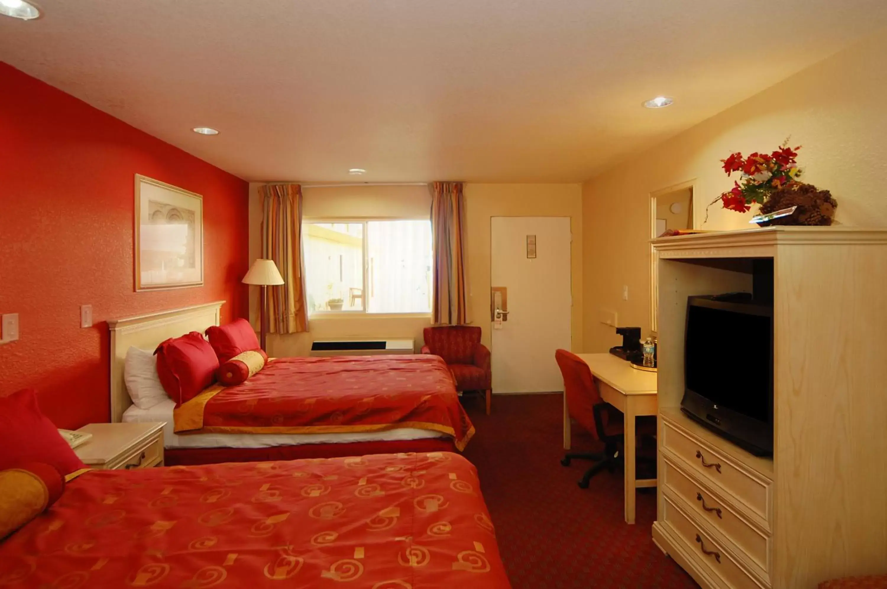 Bed, TV/Entertainment Center in Imperial Inn Oakland