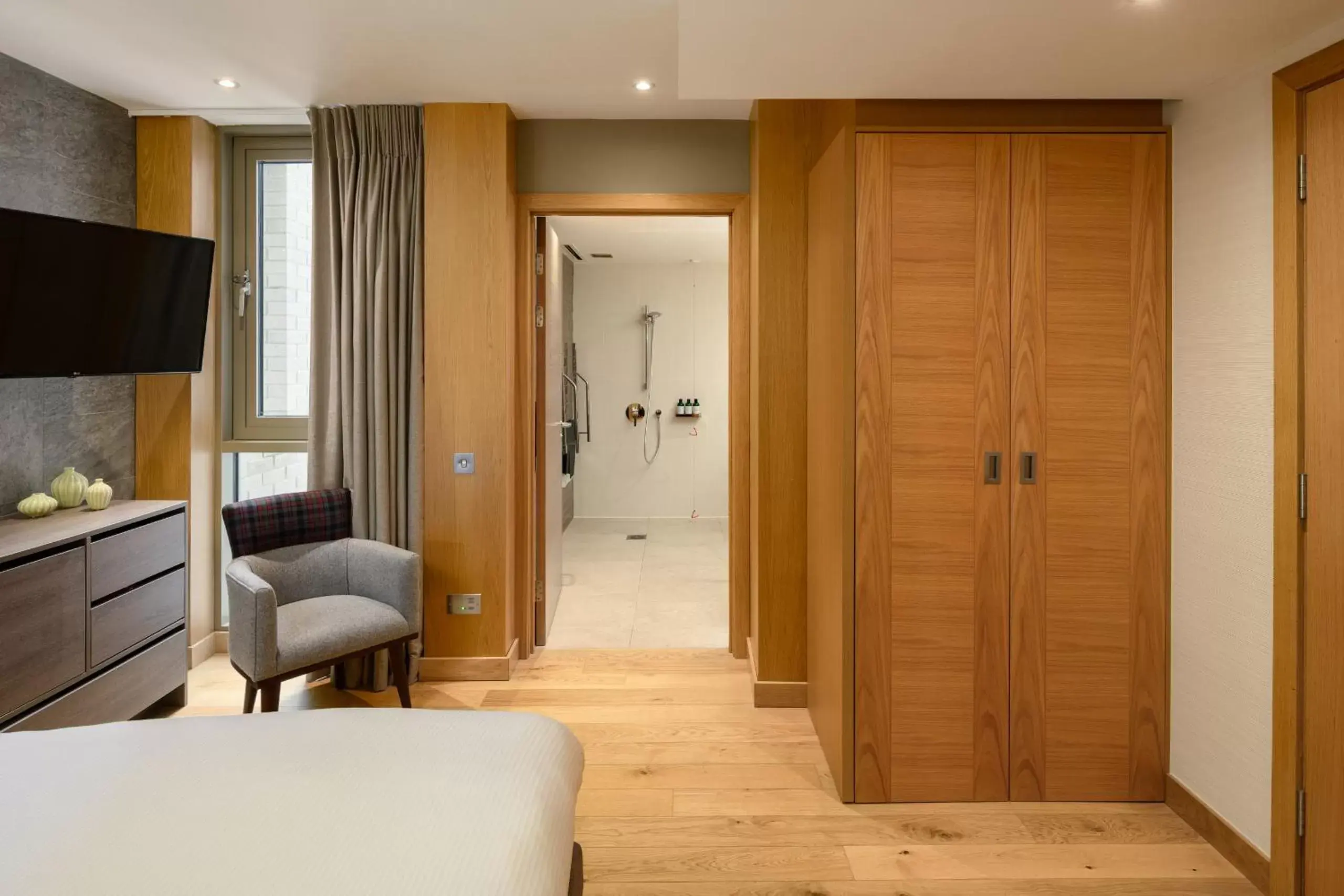 Bathroom, TV/Entertainment Center in Market Street hotel