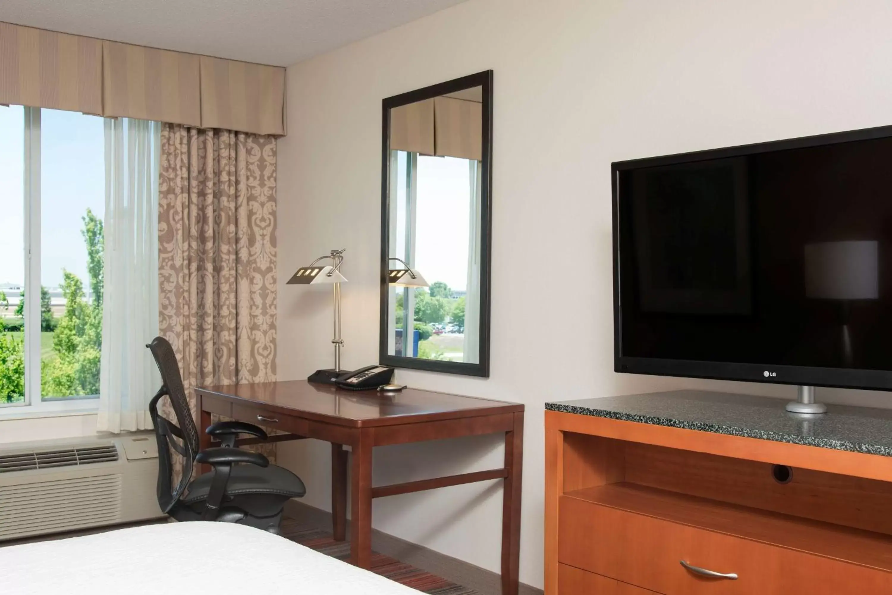 Bedroom, TV/Entertainment Center in Hilton Garden Inn Lexington