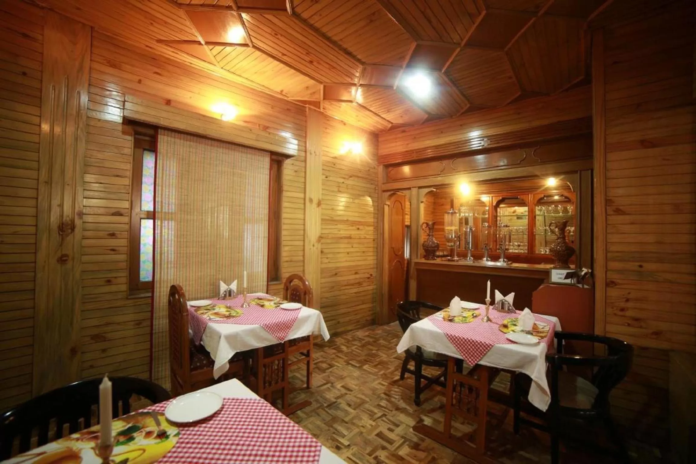 Restaurant/places to eat in Bravia Hotel Manali Inn