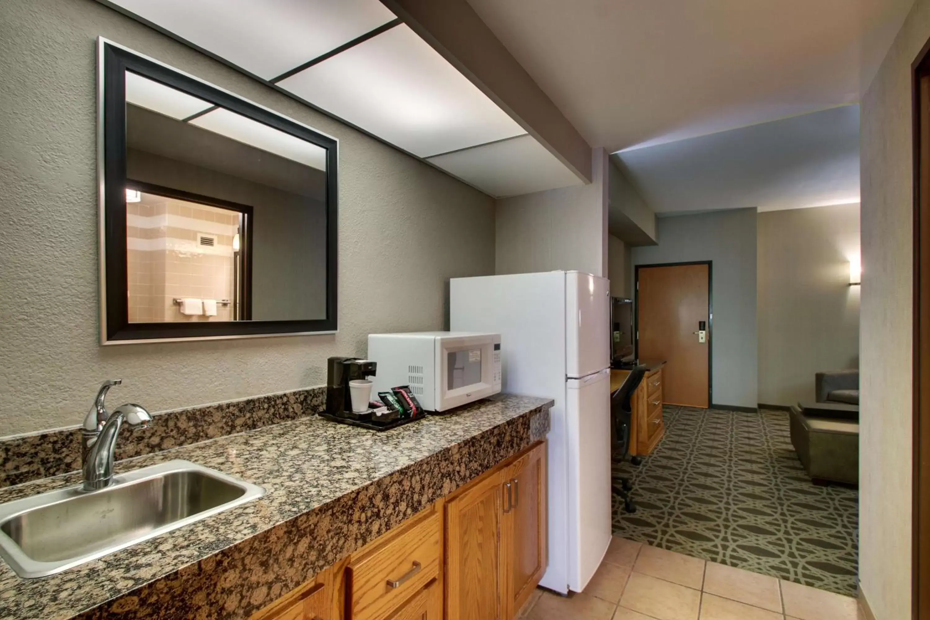 Photo of the whole room, Kitchen/Kitchenette in Drury Inn & Suites Albuquerque North