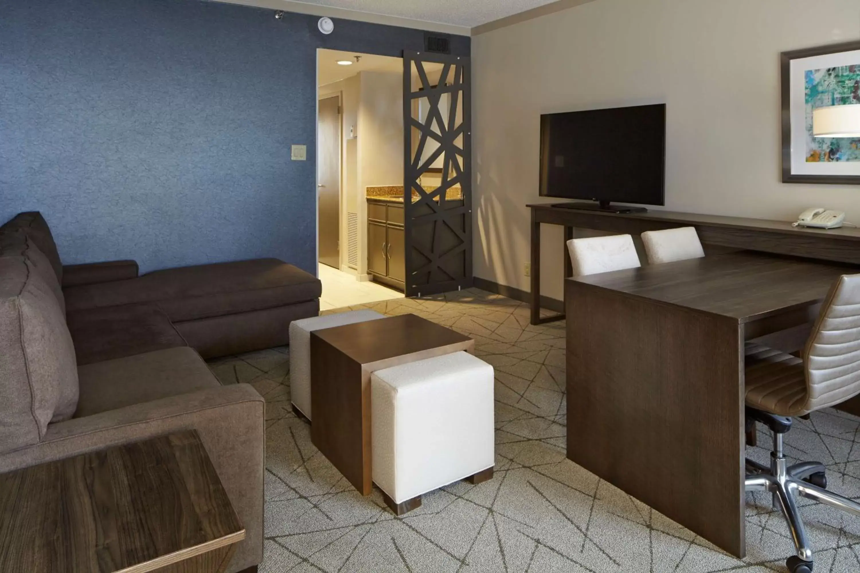Bedroom, TV/Entertainment Center in Embassy Suites by Hilton Atlanta Galleria