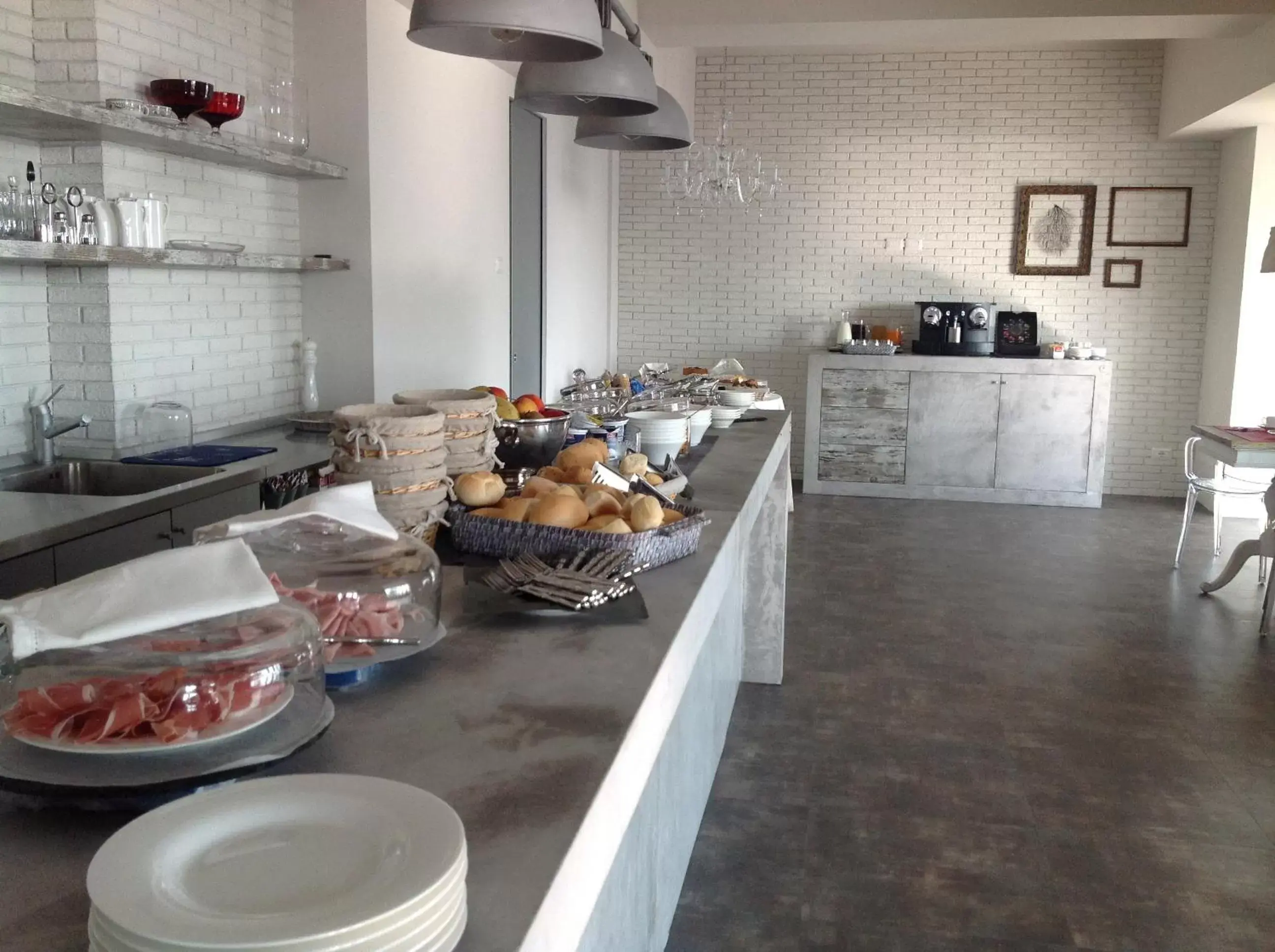 Restaurant/places to eat, Kitchen/Kitchenette in Bell Suite Hotel