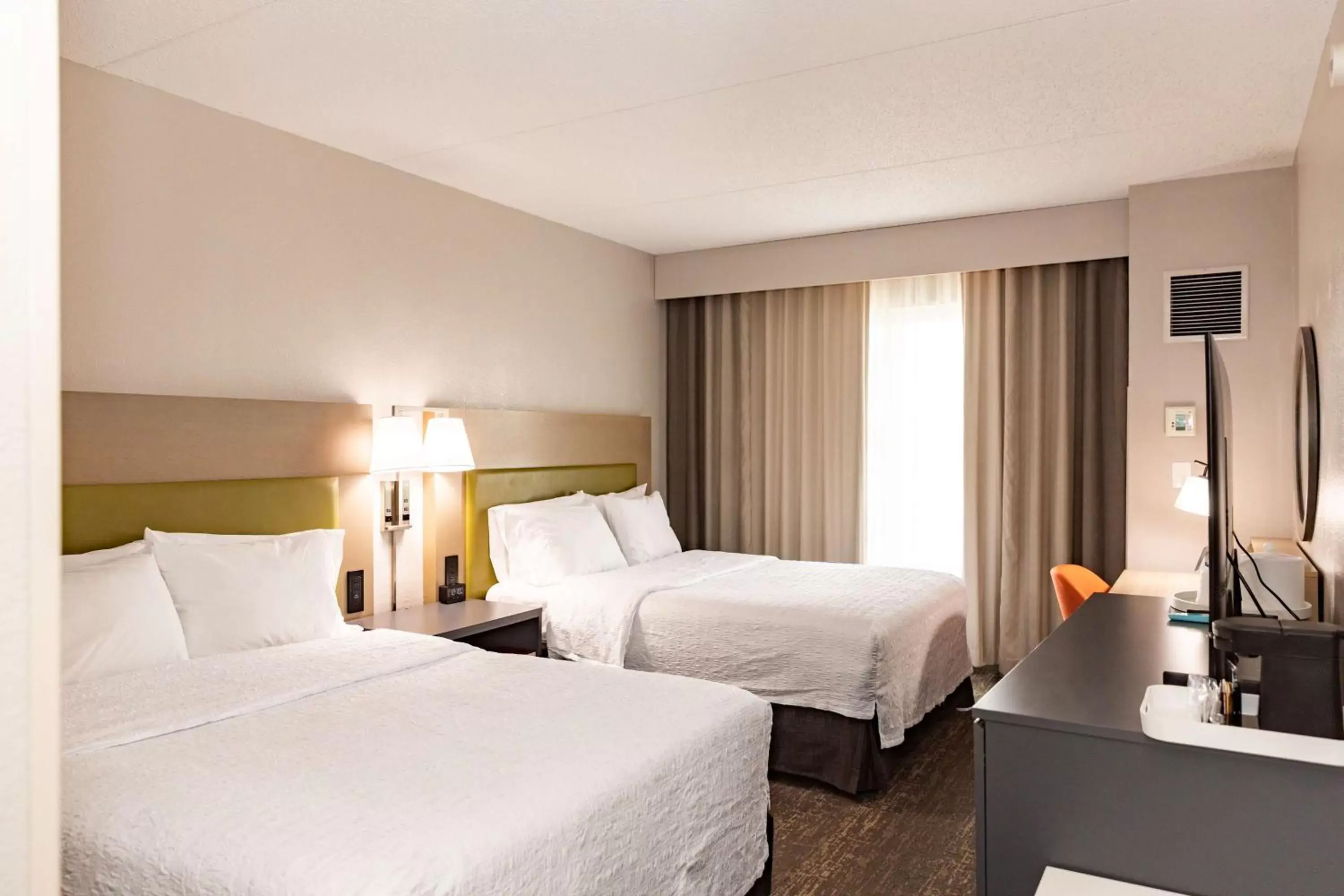 Bed in Hampton Inn & Suites By Hilton- Newark Airport Elizabeth