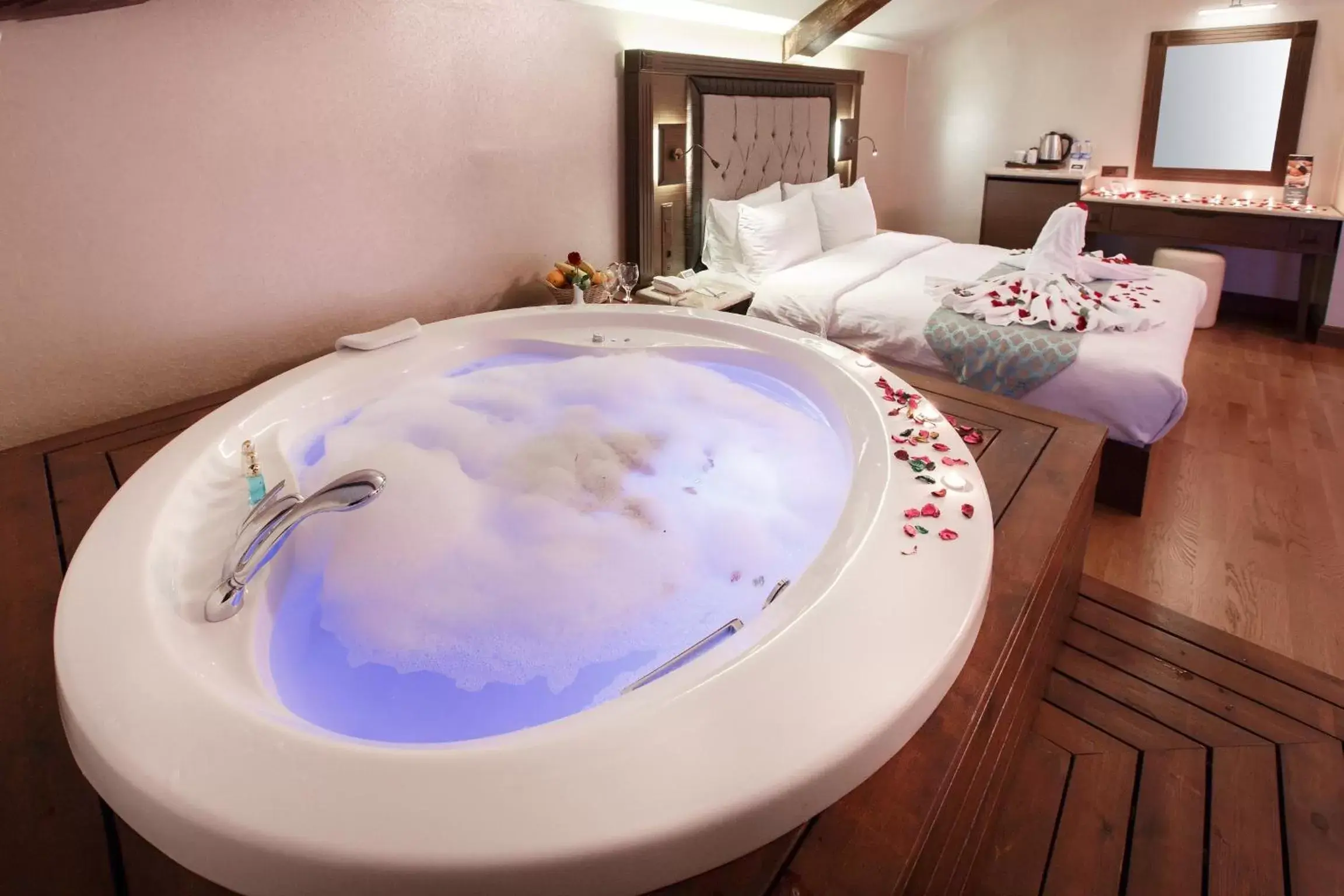 Hot Tub in Sera Lake Resort Hotel Spa & Aparts