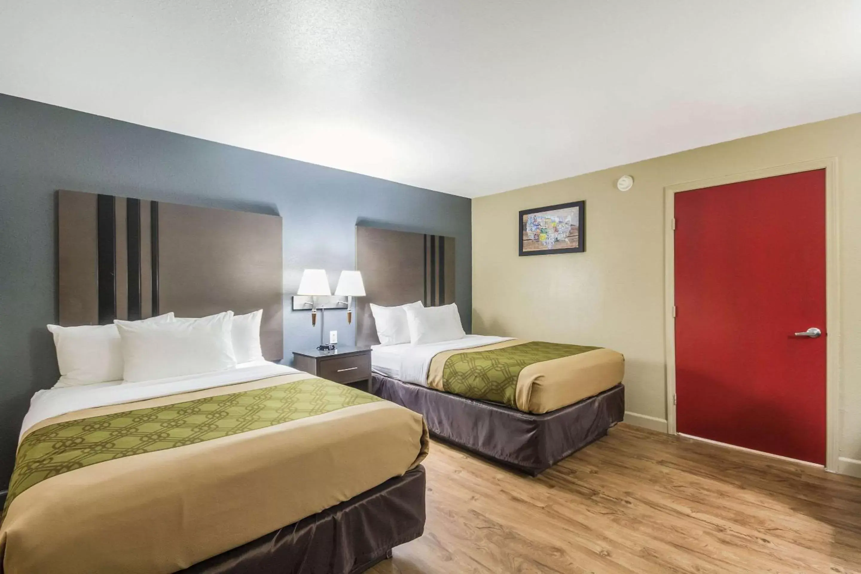 Photo of the whole room, Bed in Econo Lodge Inn & Suites I-35 at Shawnee Mission