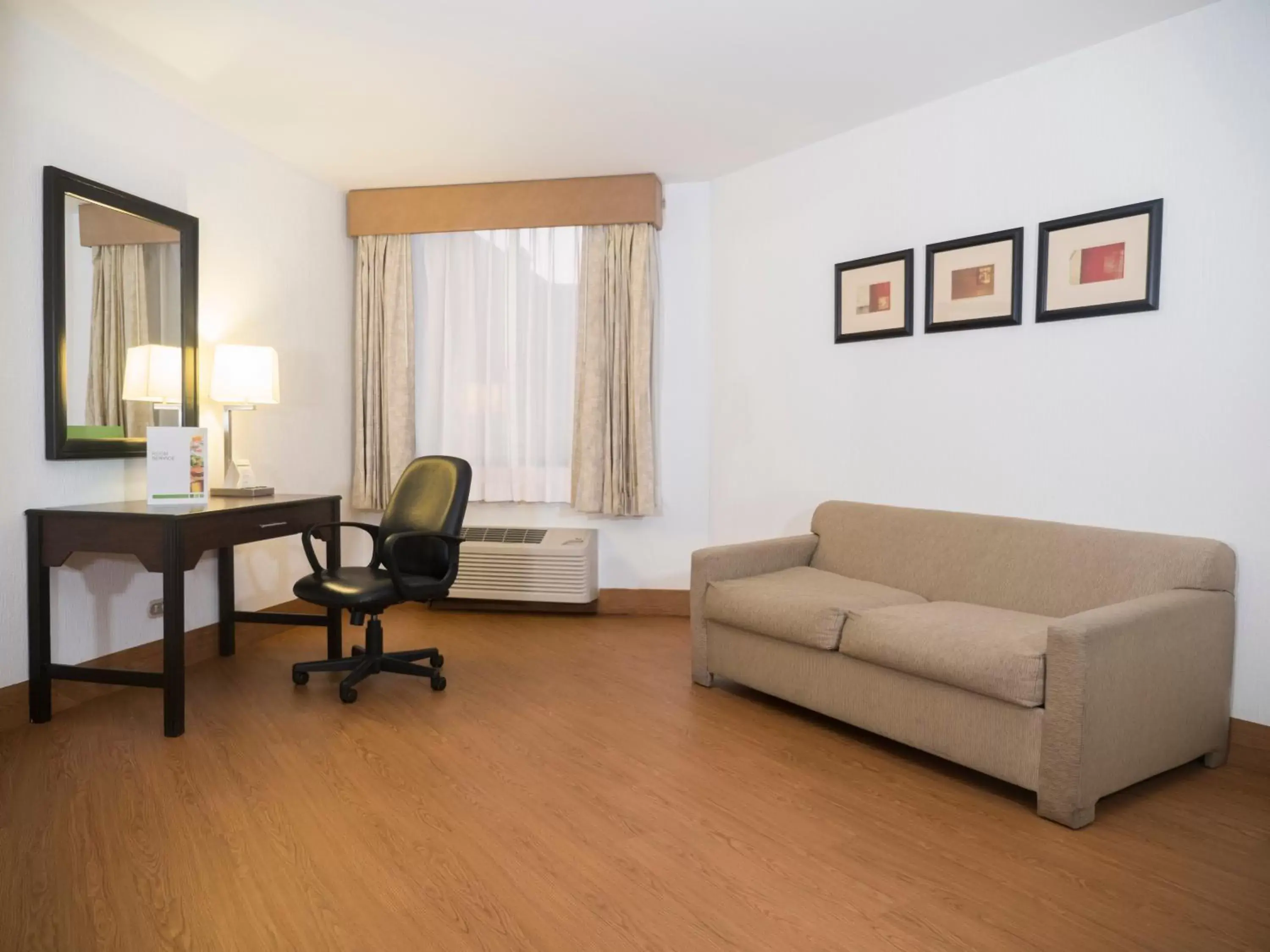 Photo of the whole room, Seating Area in Holiday Inn Tijuana Zona Rio, an IHG Hotel