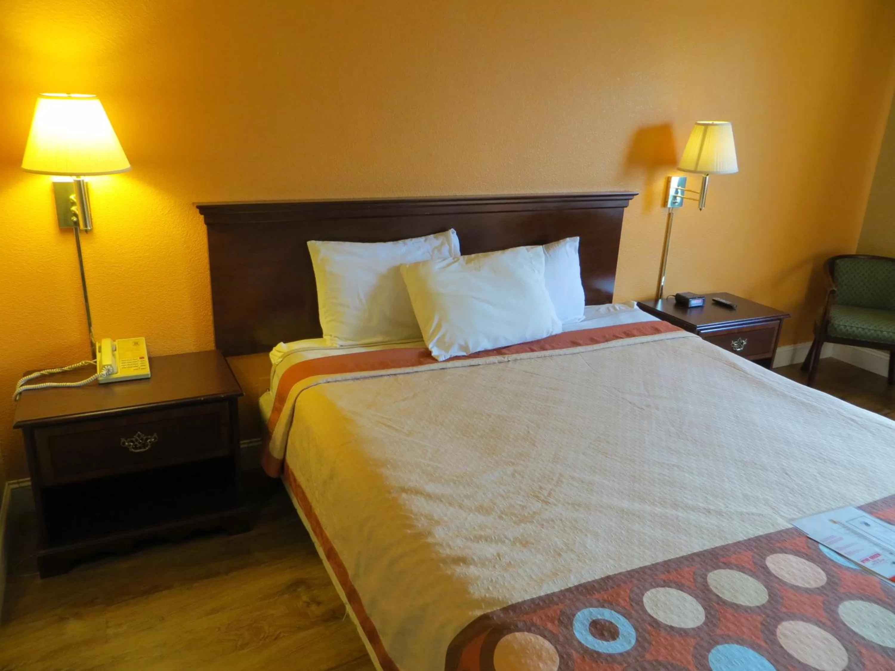 Bed in Harvest Inn Dixon UC Davis