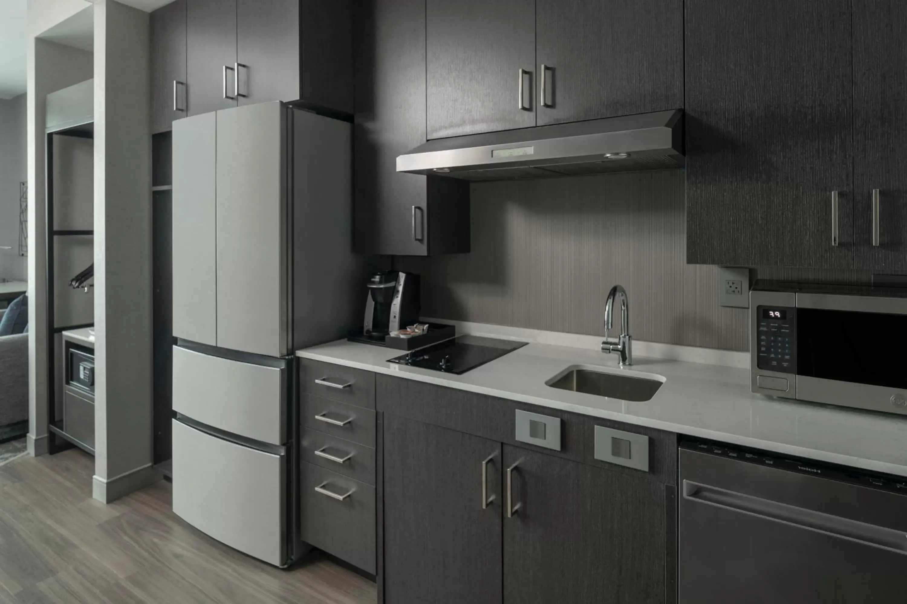 Property building, Kitchen/Kitchenette in Staybridge Suites - Boston Logan Airport - Revere, an IHG Hotel