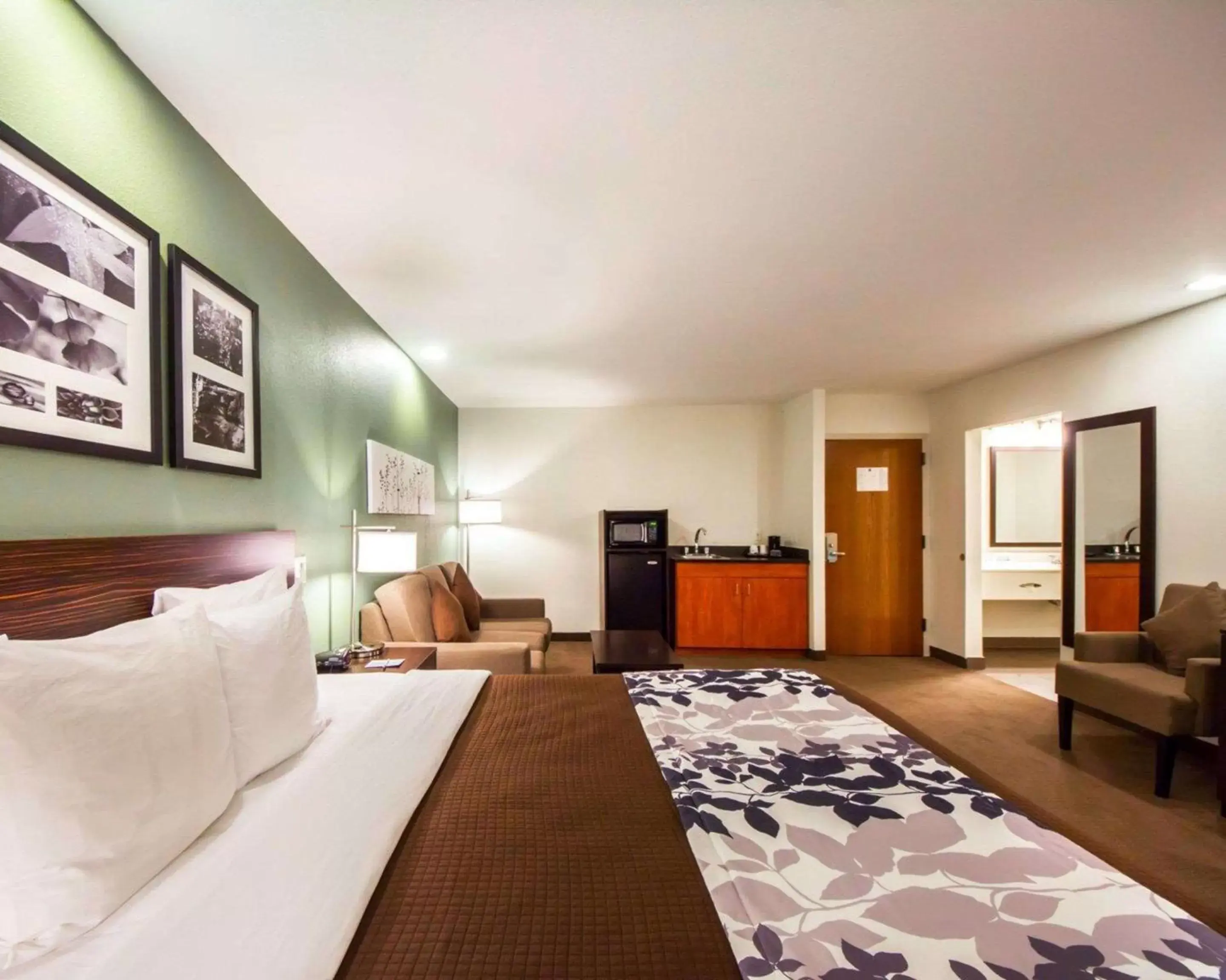 Photo of the whole room, Bed in Sleep Inn & Suites Edmond near University