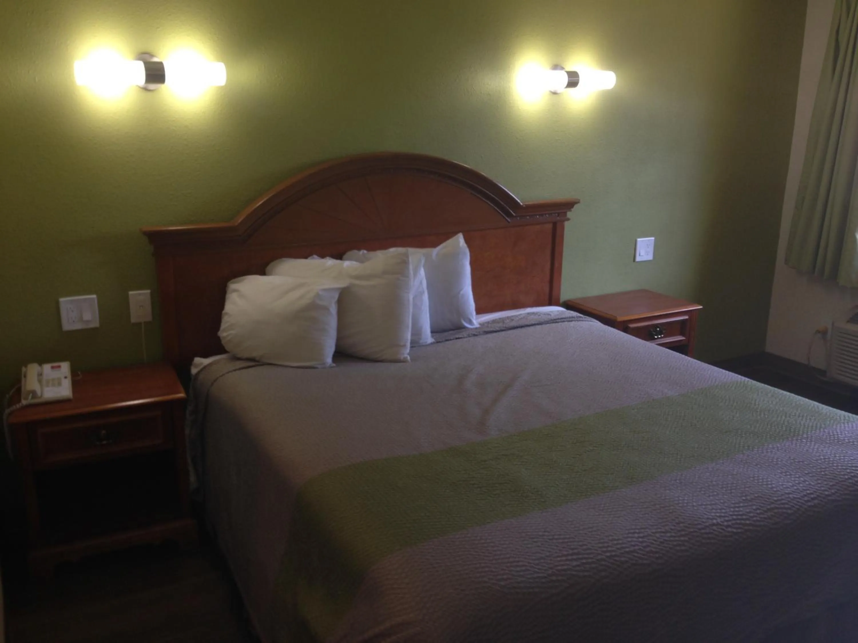 Property building, Bed in Red Carpet Inn - New Brunswick