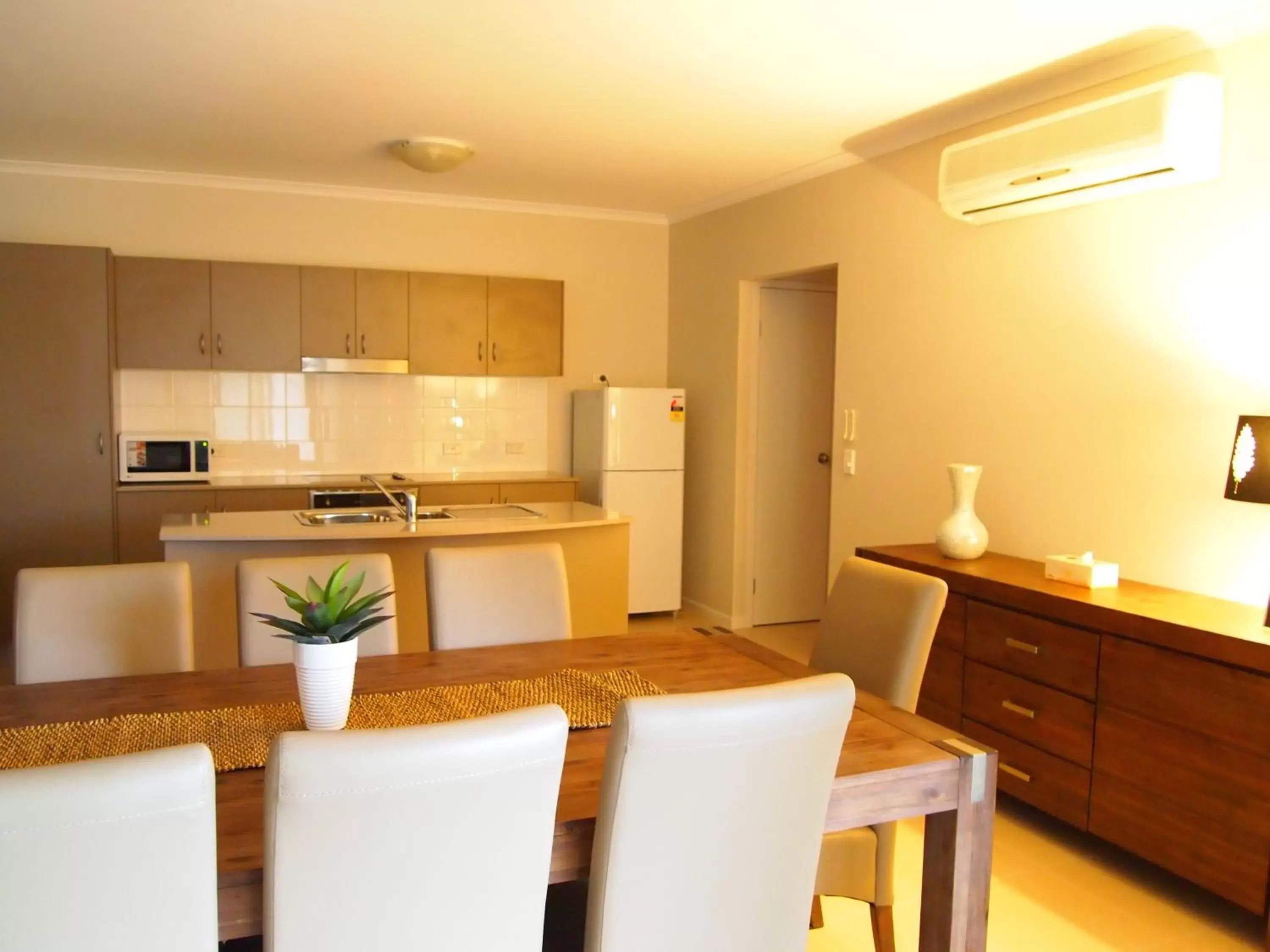 Dining area, Kitchen/Kitchenette in Edge Apartments Cairns