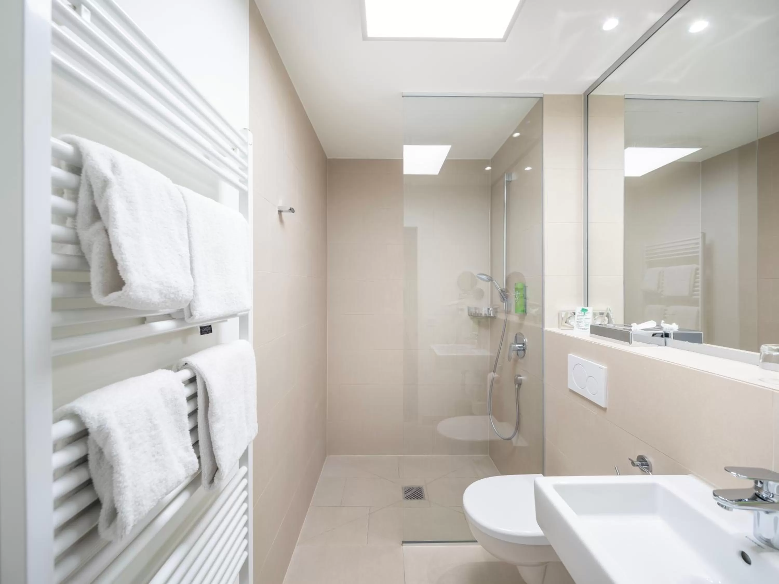 Shower in sevenDays Hotel BoardingHouse