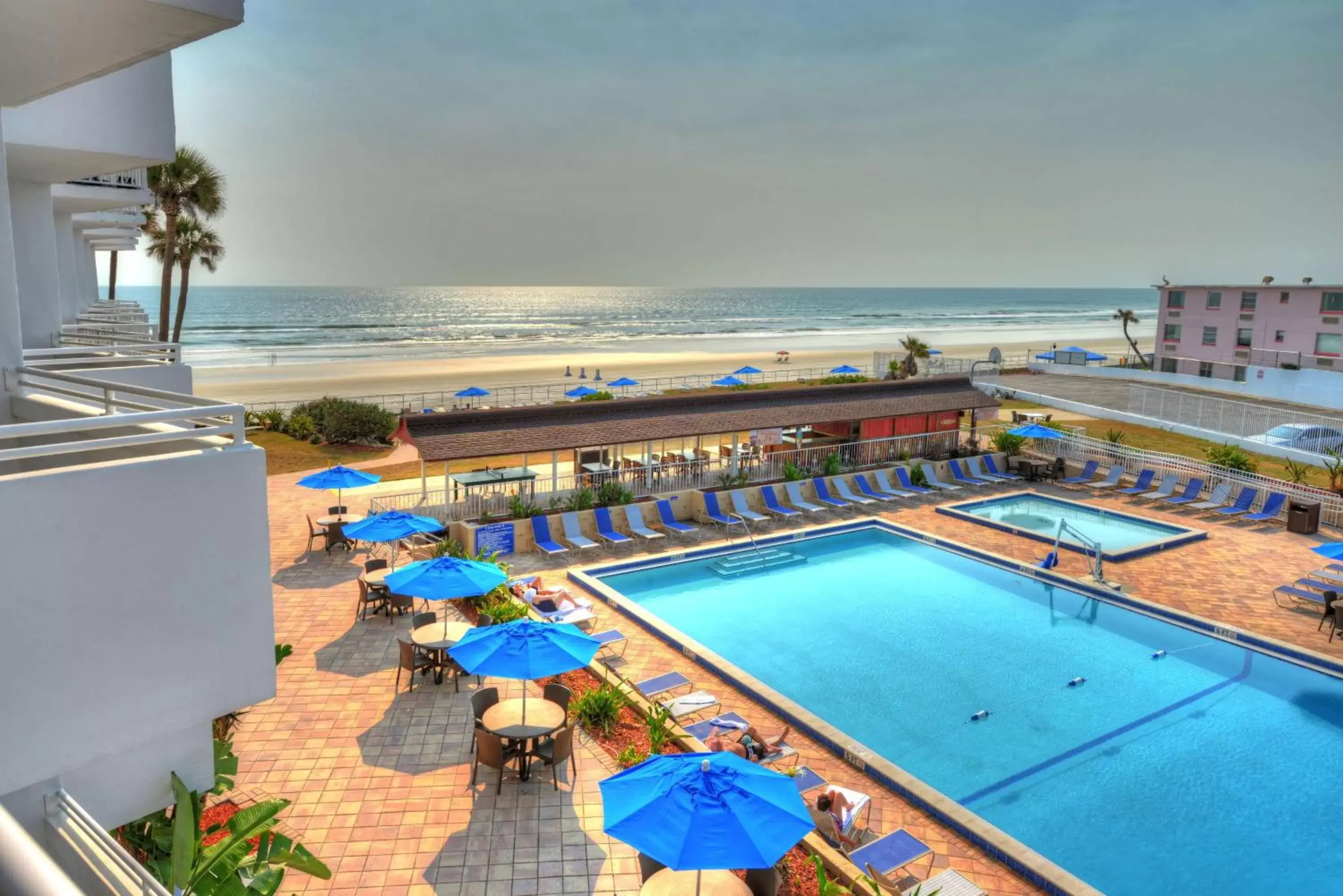 Photo of the whole room, Pool View in Best Western Aku Tiki Inn