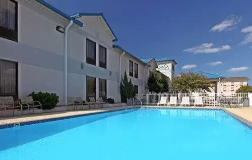 Swimming pool, Property Building in Country Inn & Suites by Radisson, Bryant (Little Rock), AR