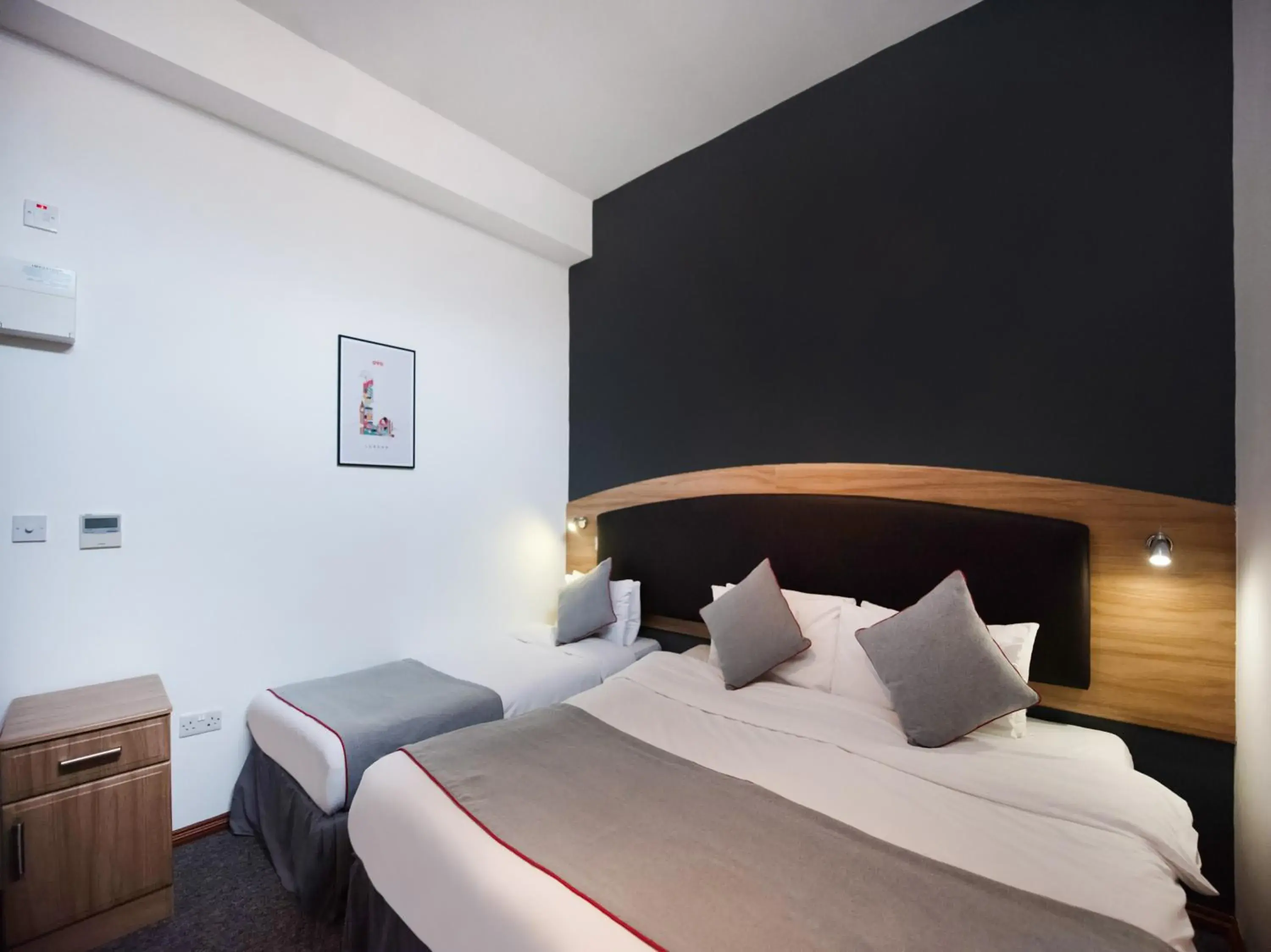Bedroom, Bed in OYO Arinza Hotel, London Ilford