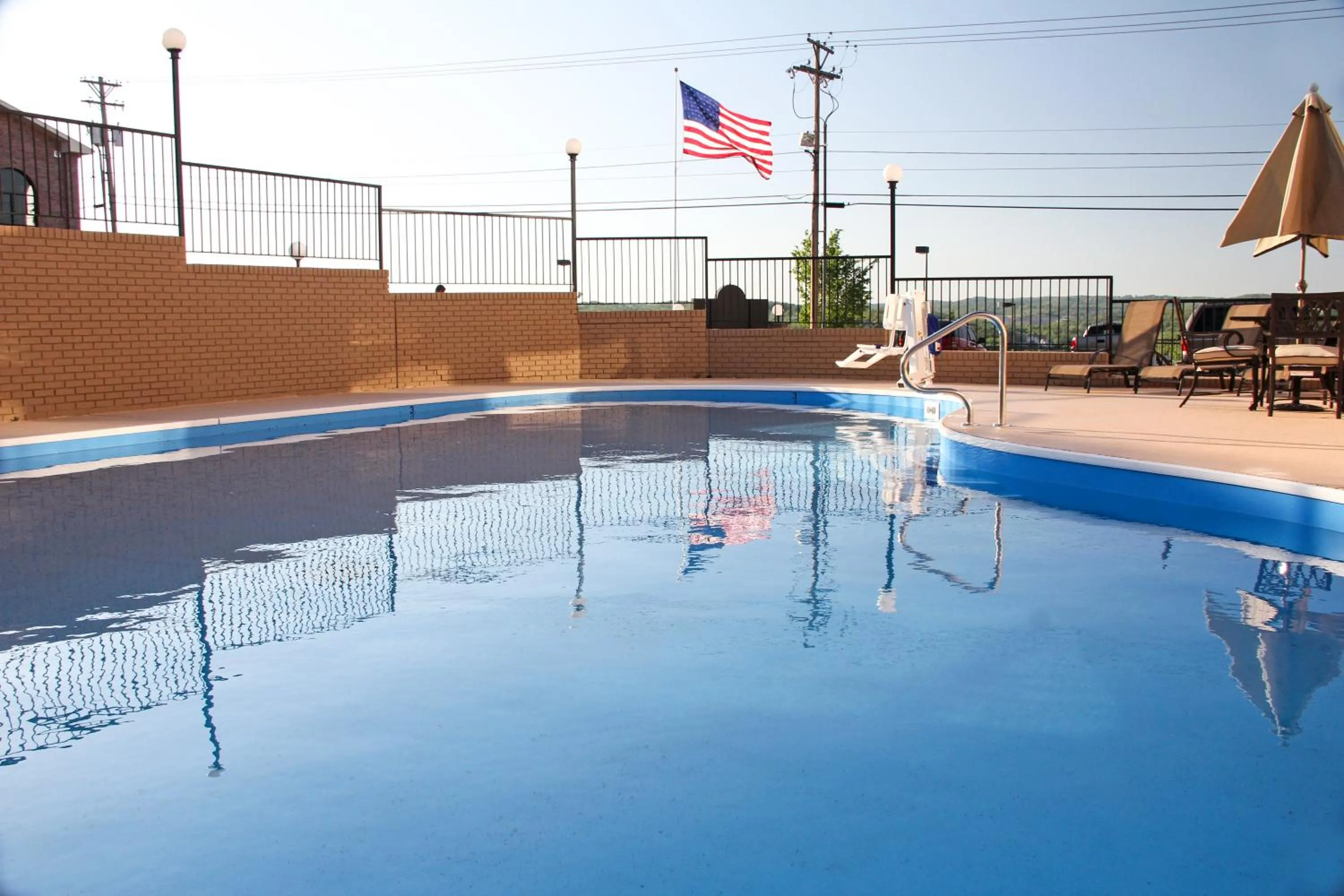 Swimming pool in Grand View Inn & Suites