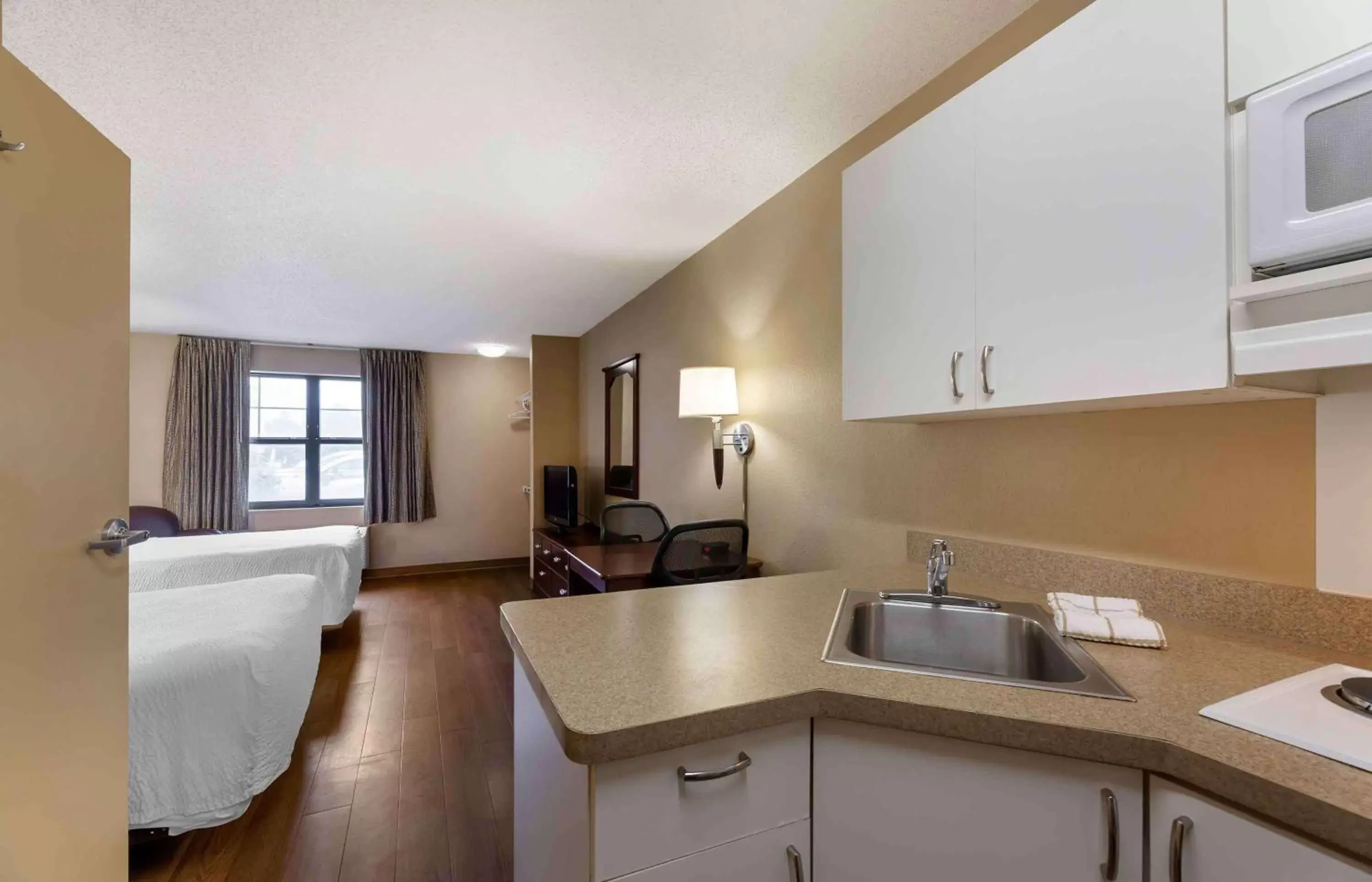 Bedroom, Kitchen/Kitchenette in Extended Stay America Suites - Cleveland - Brooklyn
