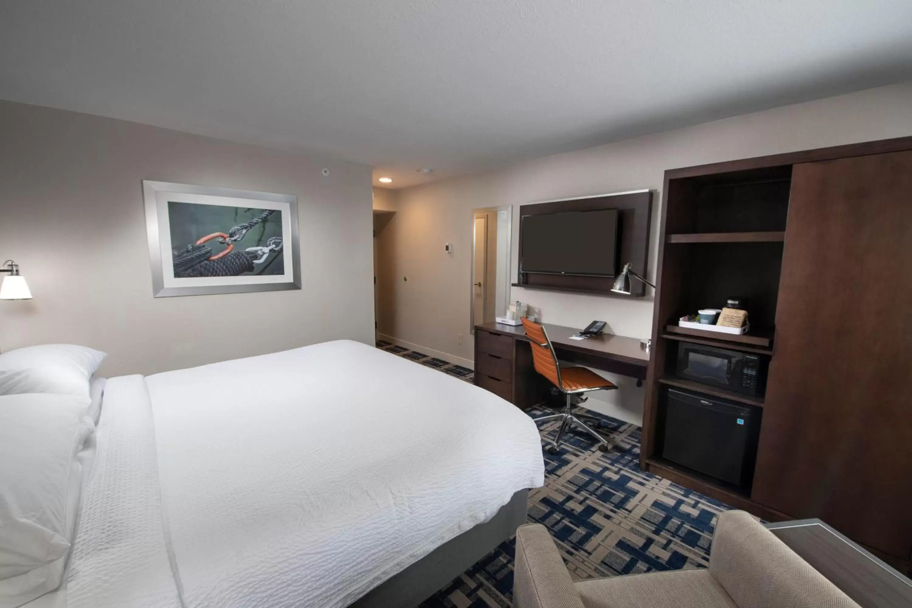 Photo of the whole room, Bed in Four Points by Sheraton Charlotte - Lake Norman