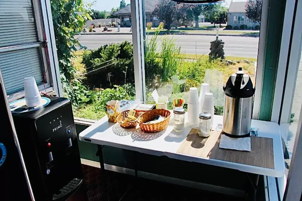 Coffee/tea facilities in Sage N Sand Motel