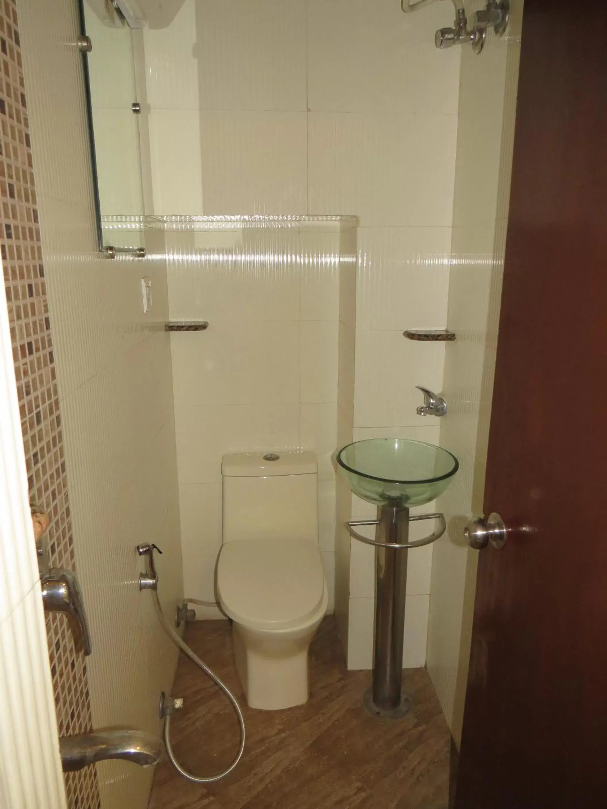 Bathroom in Smyle Inn - Best Value Hotel near New Delhi Station