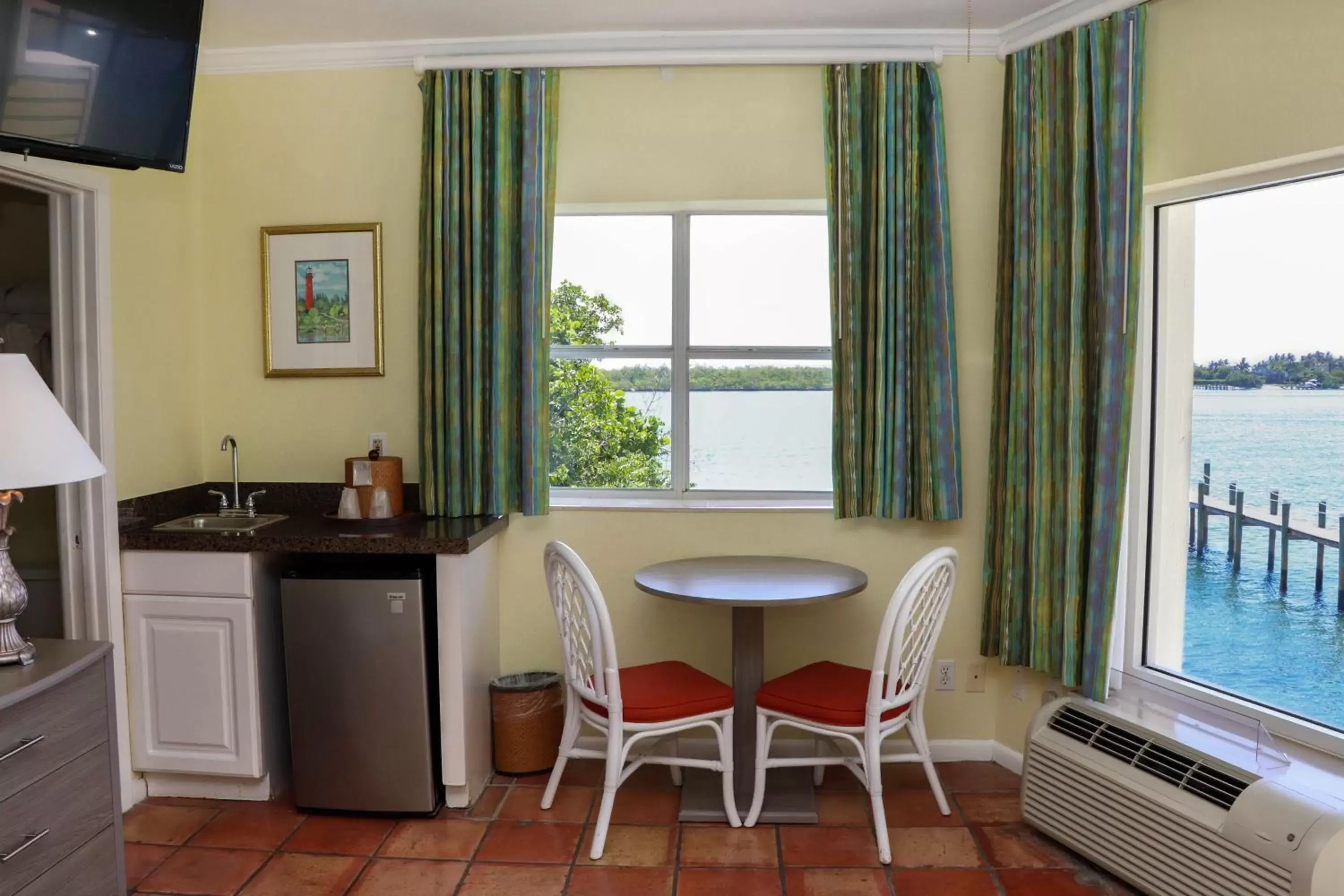 Living room, Dining Area in Jupiter Waterfront Inn