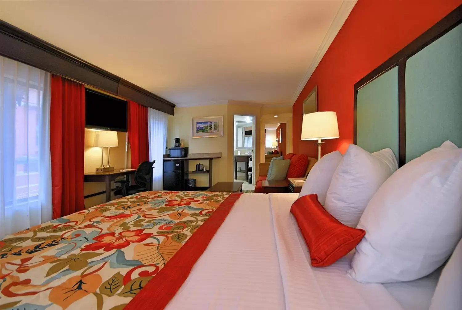 Bed in Best Western Plus Palm Beach Gardens Hotel & Suites and Conference Ct