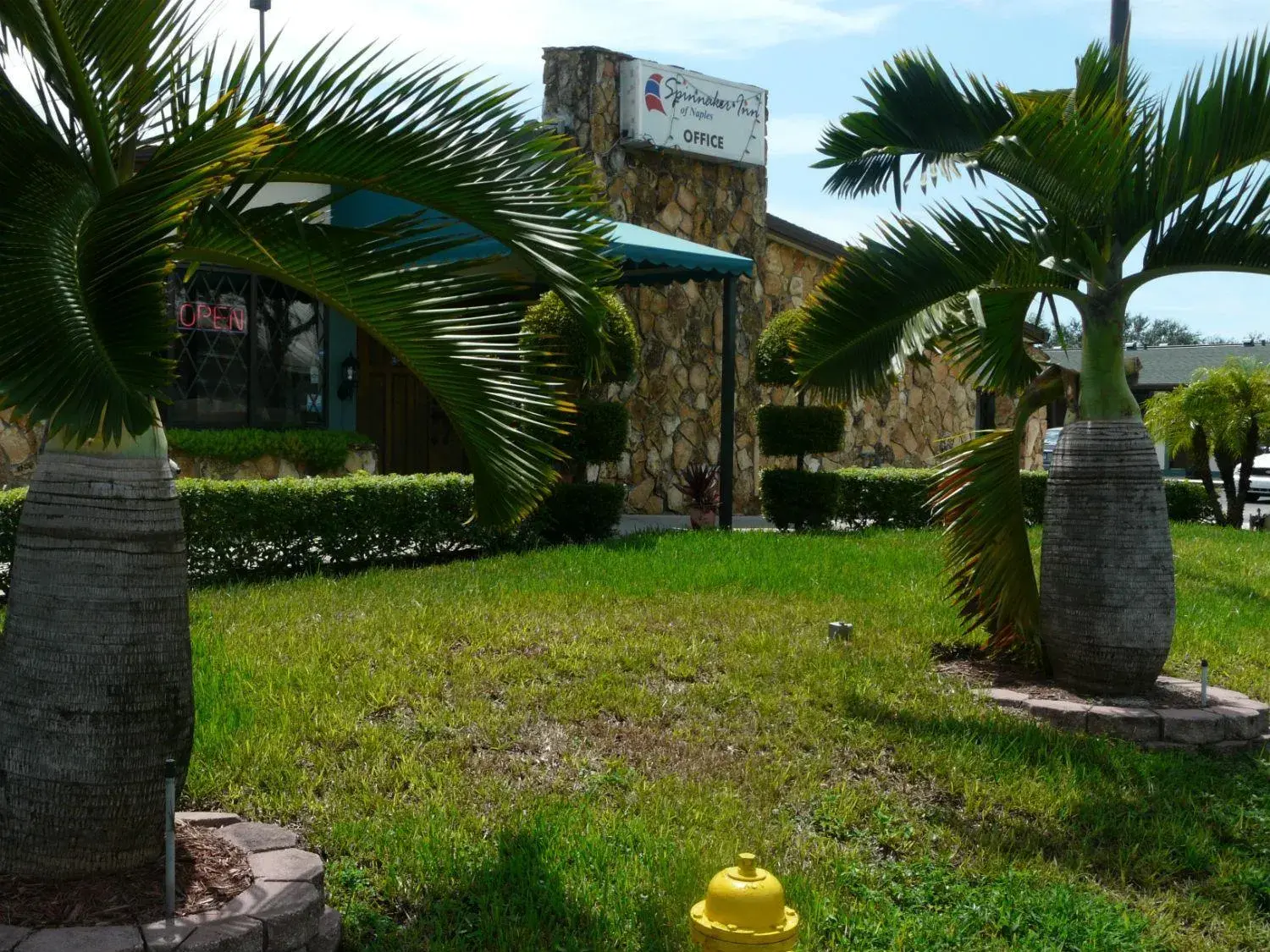 Decorative detail, Garden in Spinnaker Inn of Naples