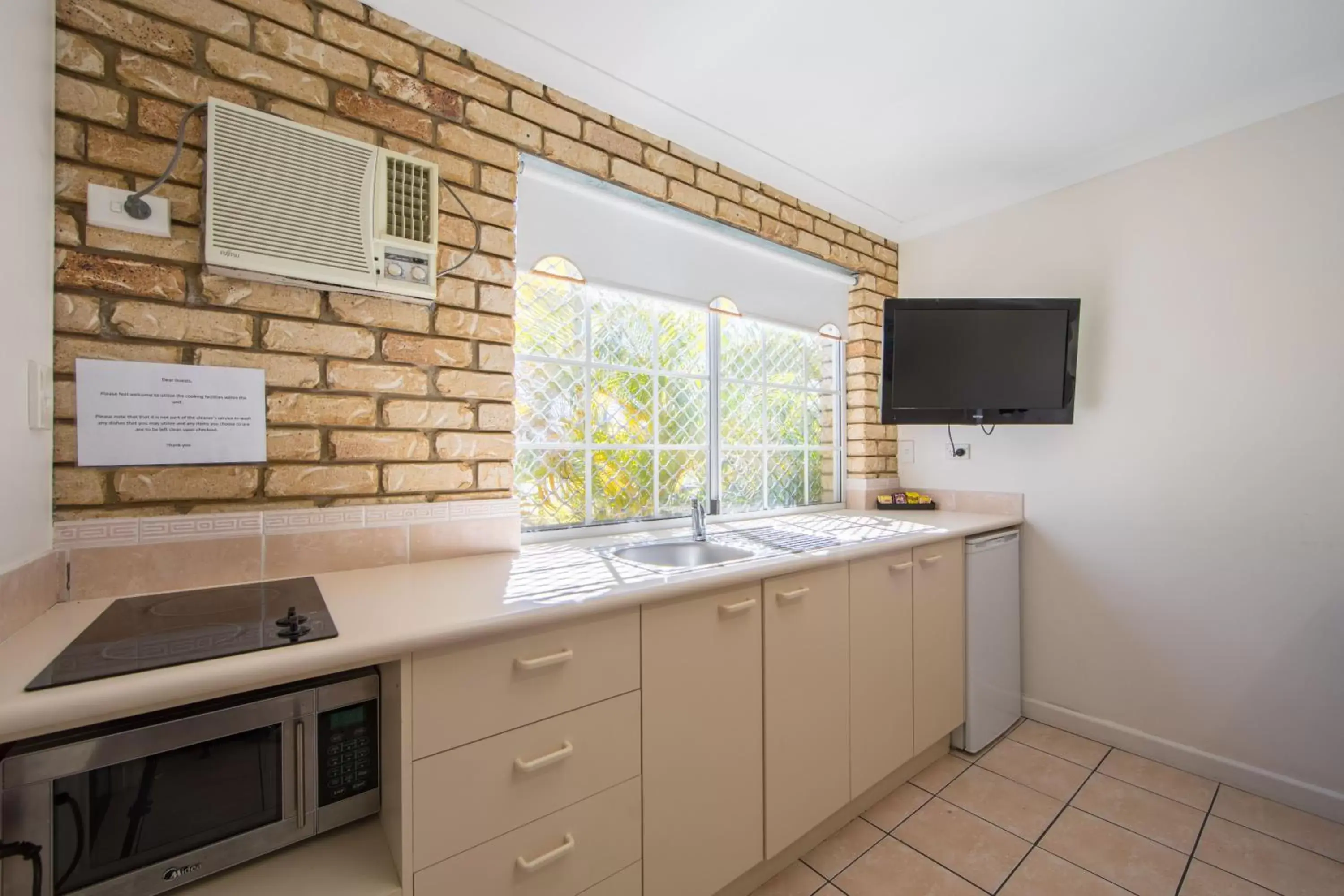 Kitchen or kitchenette, Kitchen/Kitchenette in Caboolture Motel