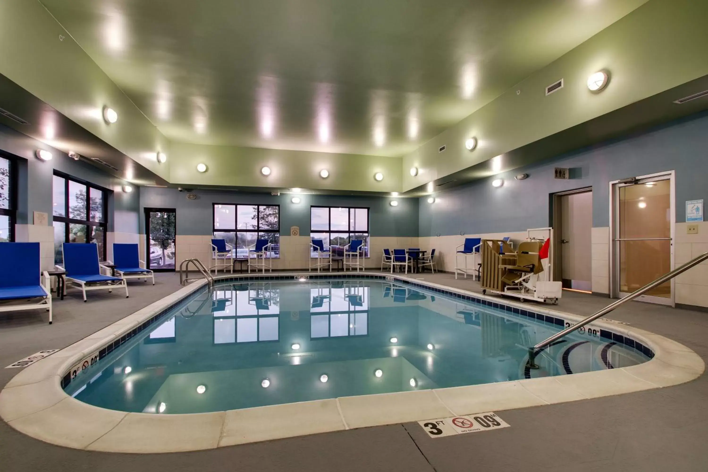Swimming Pool in Holiday Inn Express Hotel & Suites Morris, an IHG Hotel