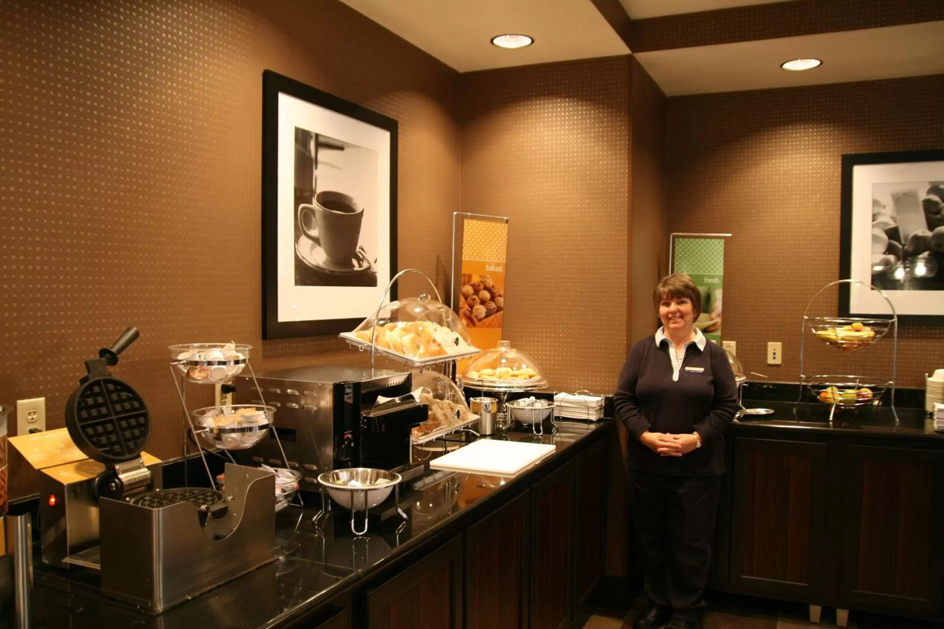 Dining area in Hampton Inn & Suites Detroit/Airport Romulus