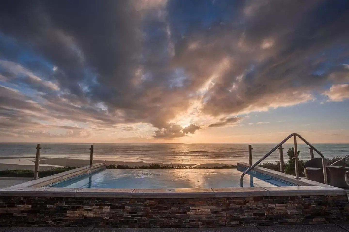 Hot Tub, Swimming Pool in Inn at Nye Beach