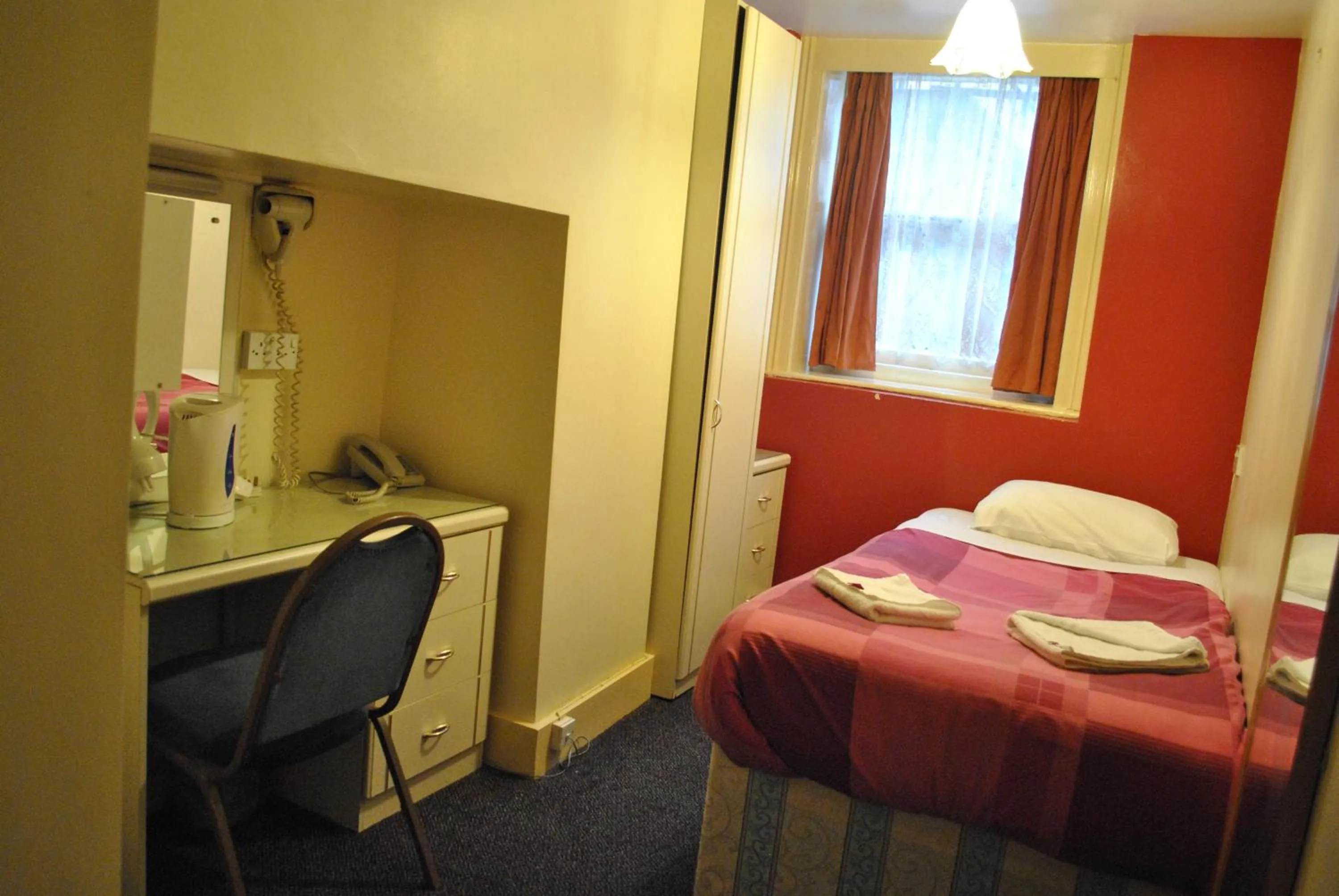 Bedroom, Bed in Guilford House Hotel
